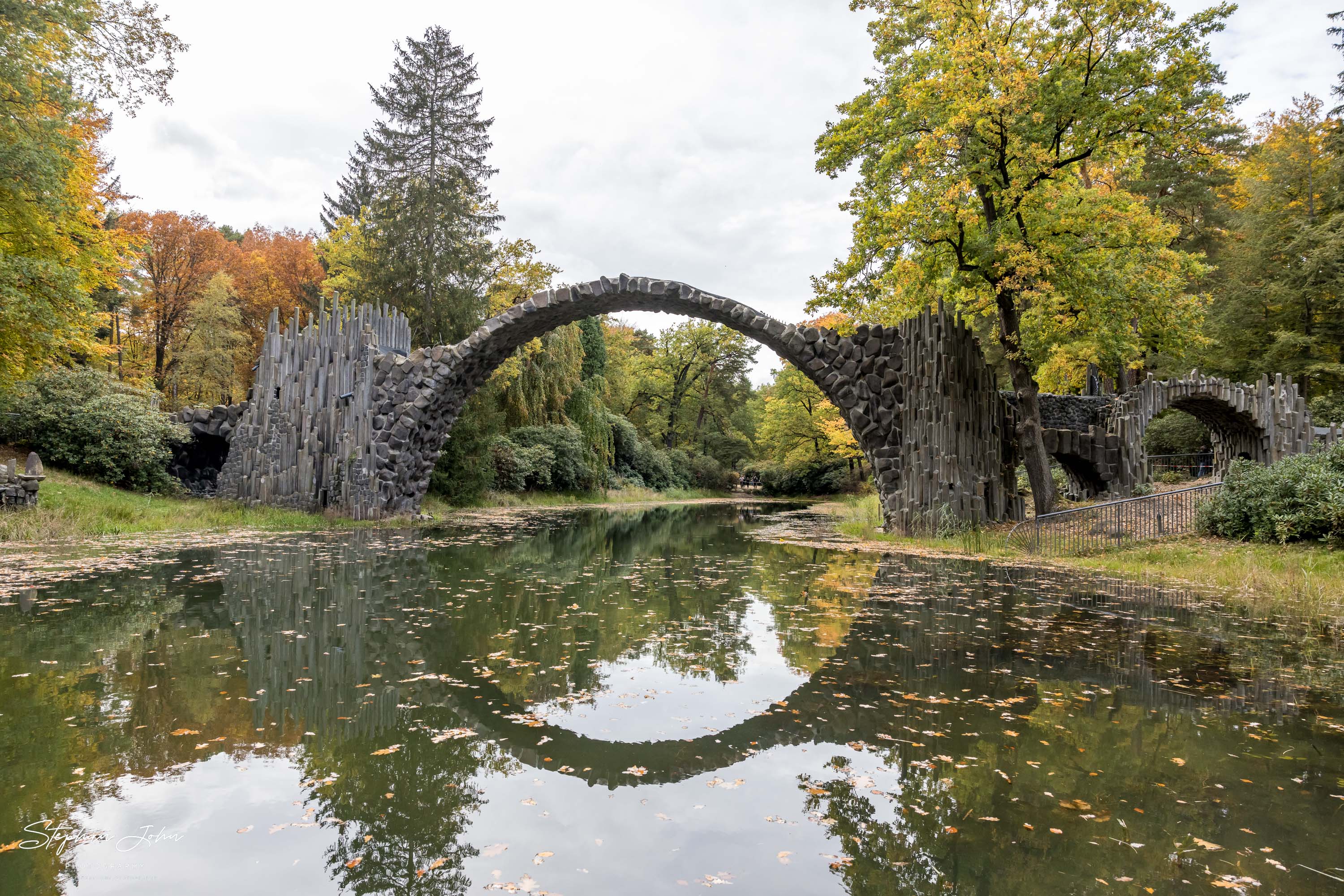 Die Rakotzbrücke im Rhododendronpark Kromlau