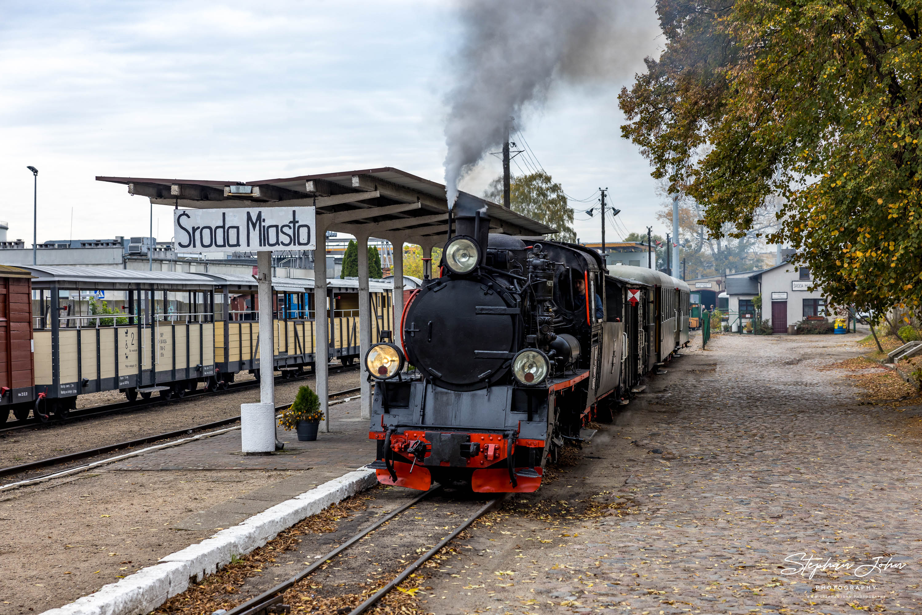 Lok Px48-1756 stellt in Sroda einen Personenzug bereit