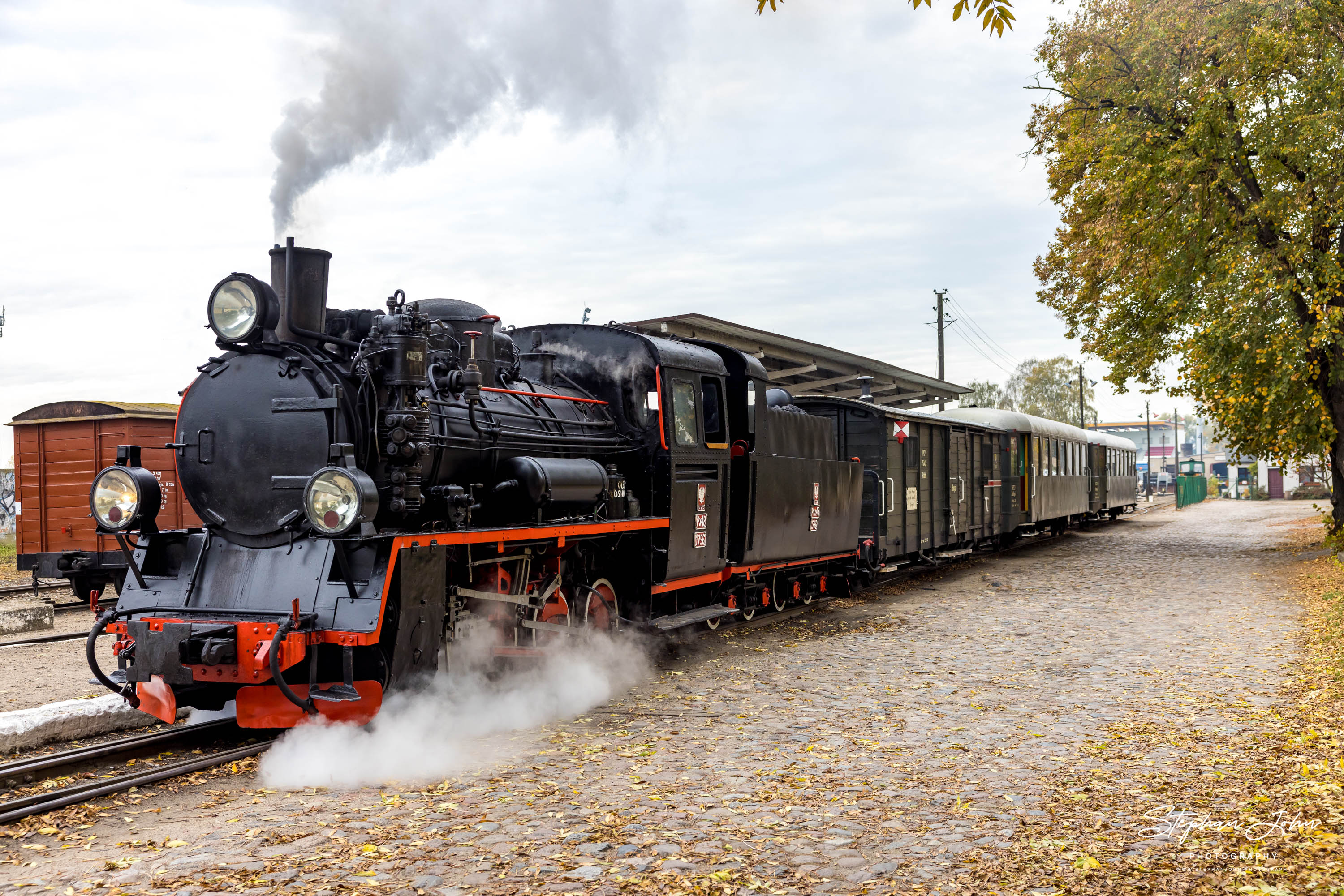 Lok Px48-1756 stellt in Sroda einen Personenzug bereit