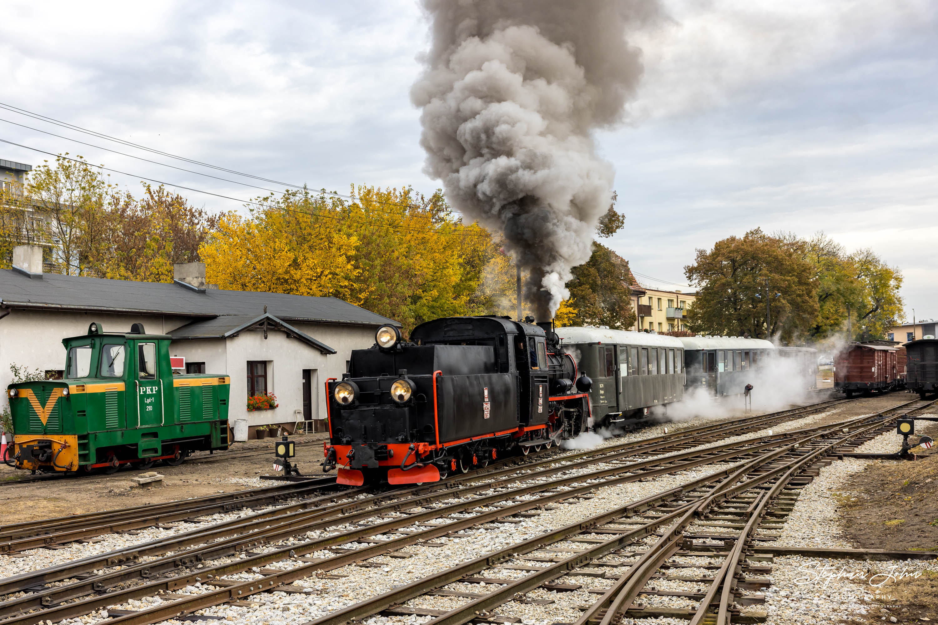 Ausfahrt der Lok Px48-1756 mit einem Personenzug aus dem Schmalspurbahnhof in Sroda