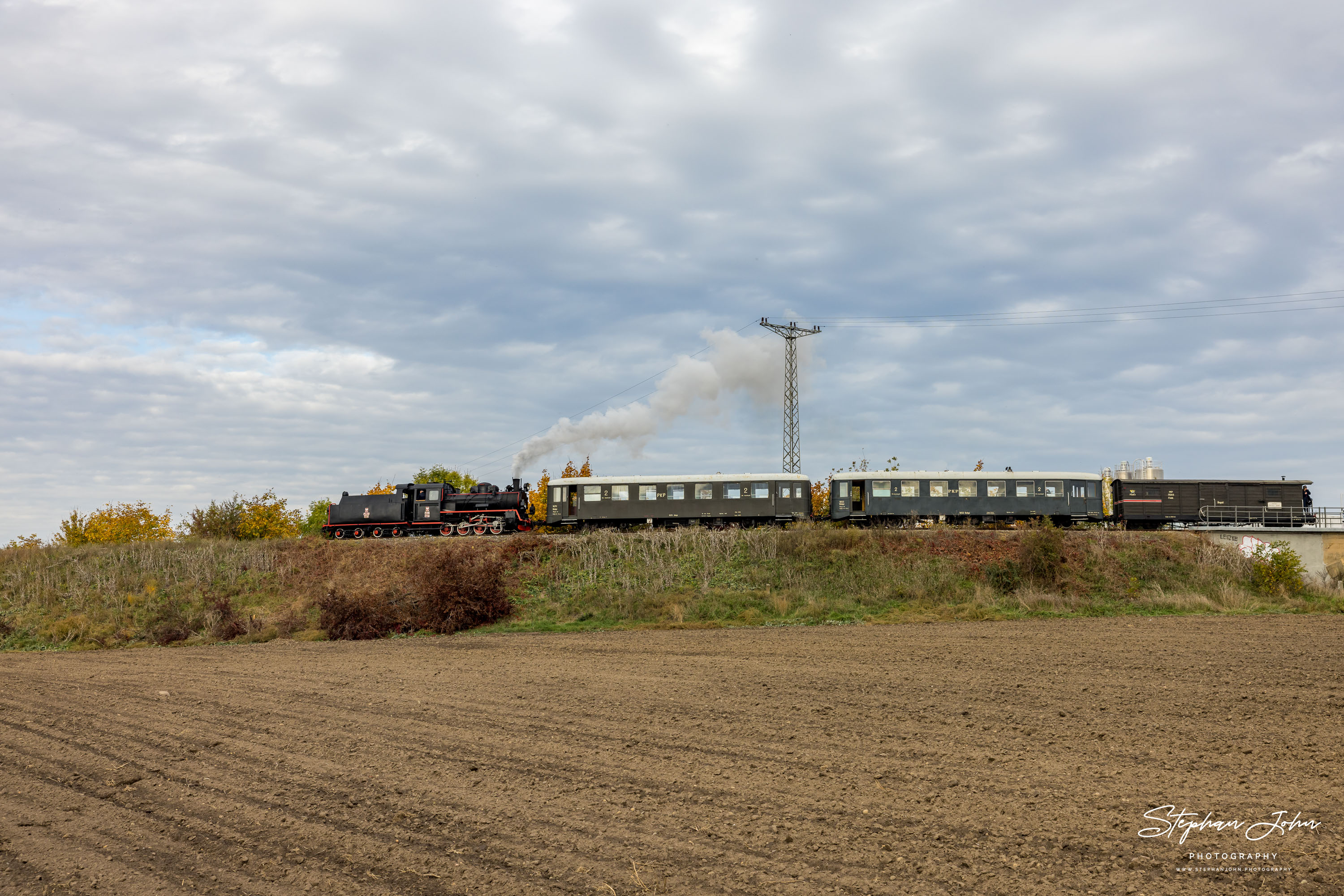 Ein Personenzug der Schalspurbahn Sroda auf dem Weg nach Zaniemyśl kurz nach der Überquerung der Hauptbahn