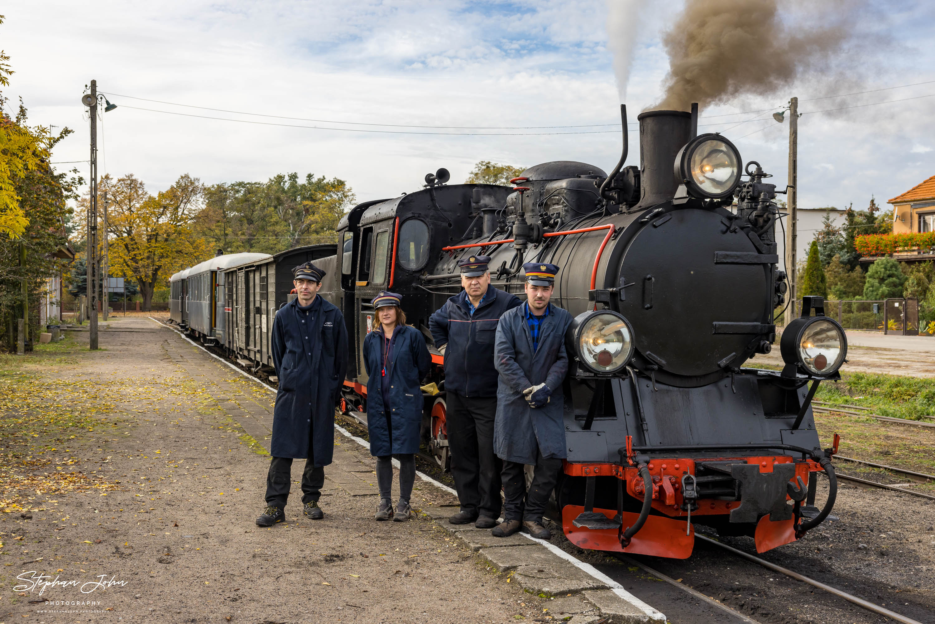 Das Zug- und Lokpersonal an der Lok Px48-1756 mit einem Personenzug in Zaniemyśl