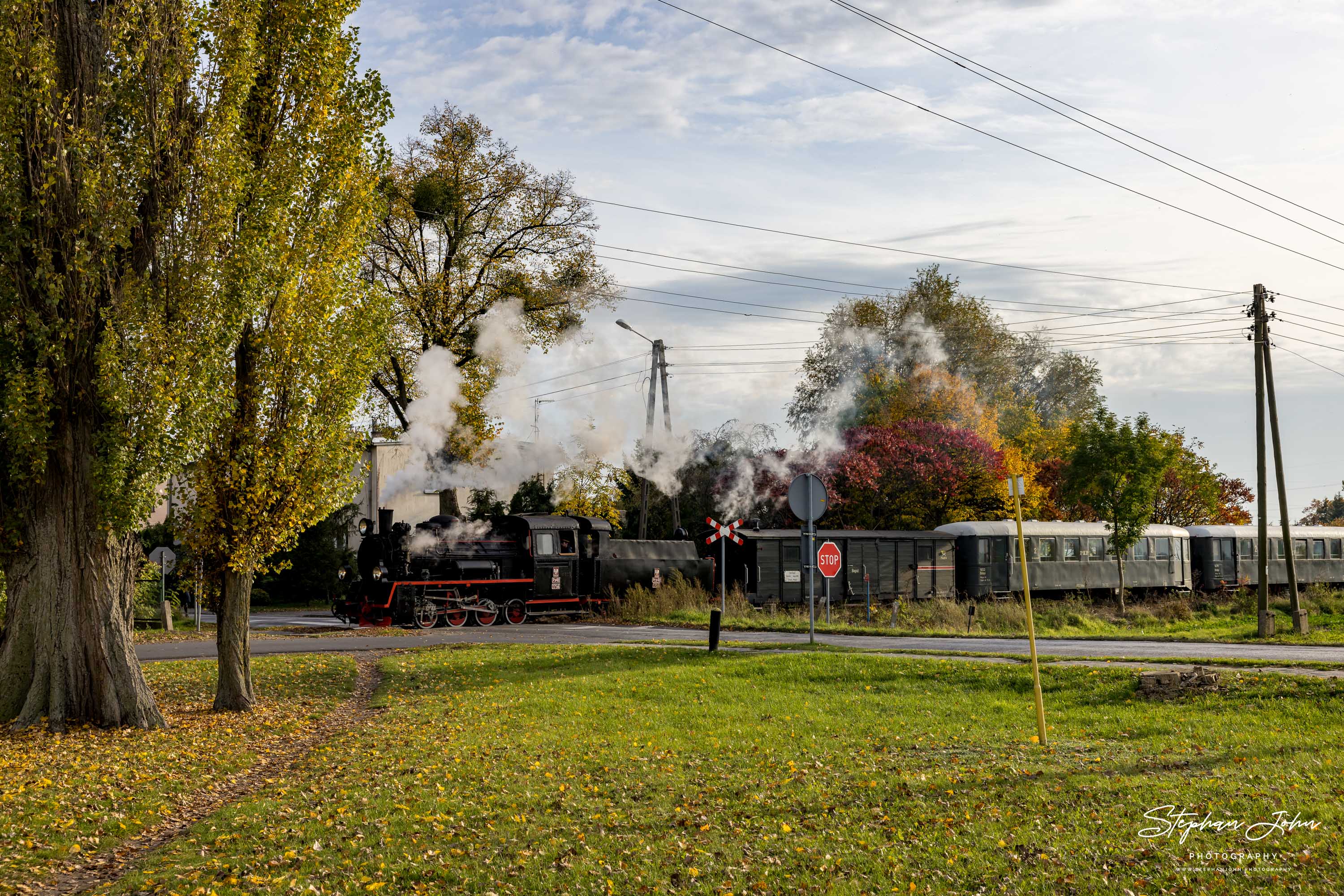 Lok Px48-1756 mit einem Personenzug von Zaniemyśl nach Środa Miasto erreicht Słupia Wielka