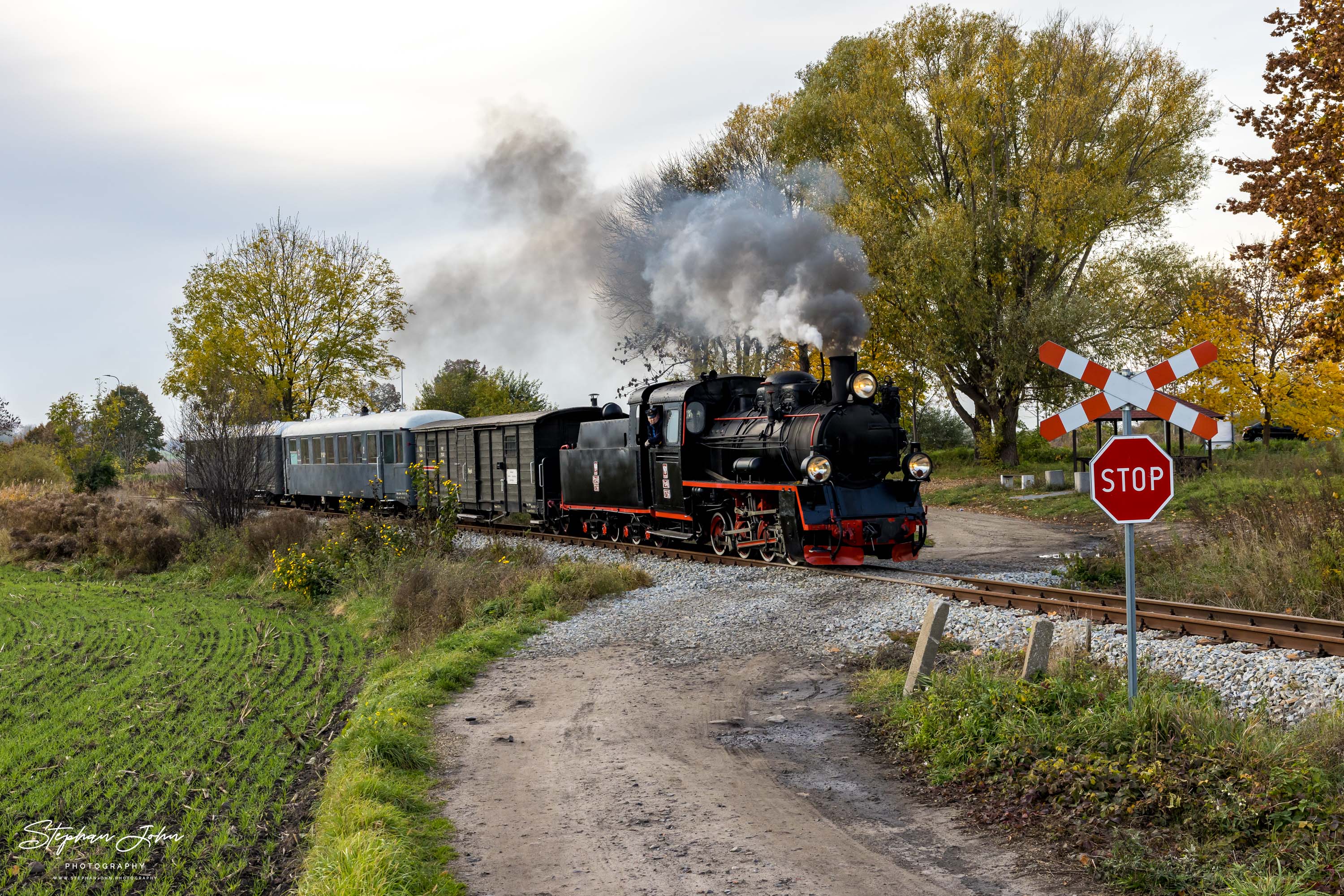 Lok Px48-1756 mit einem Personenzug von Zaniemyśl nach Środa Miasto kurz vor Środa Wąsk