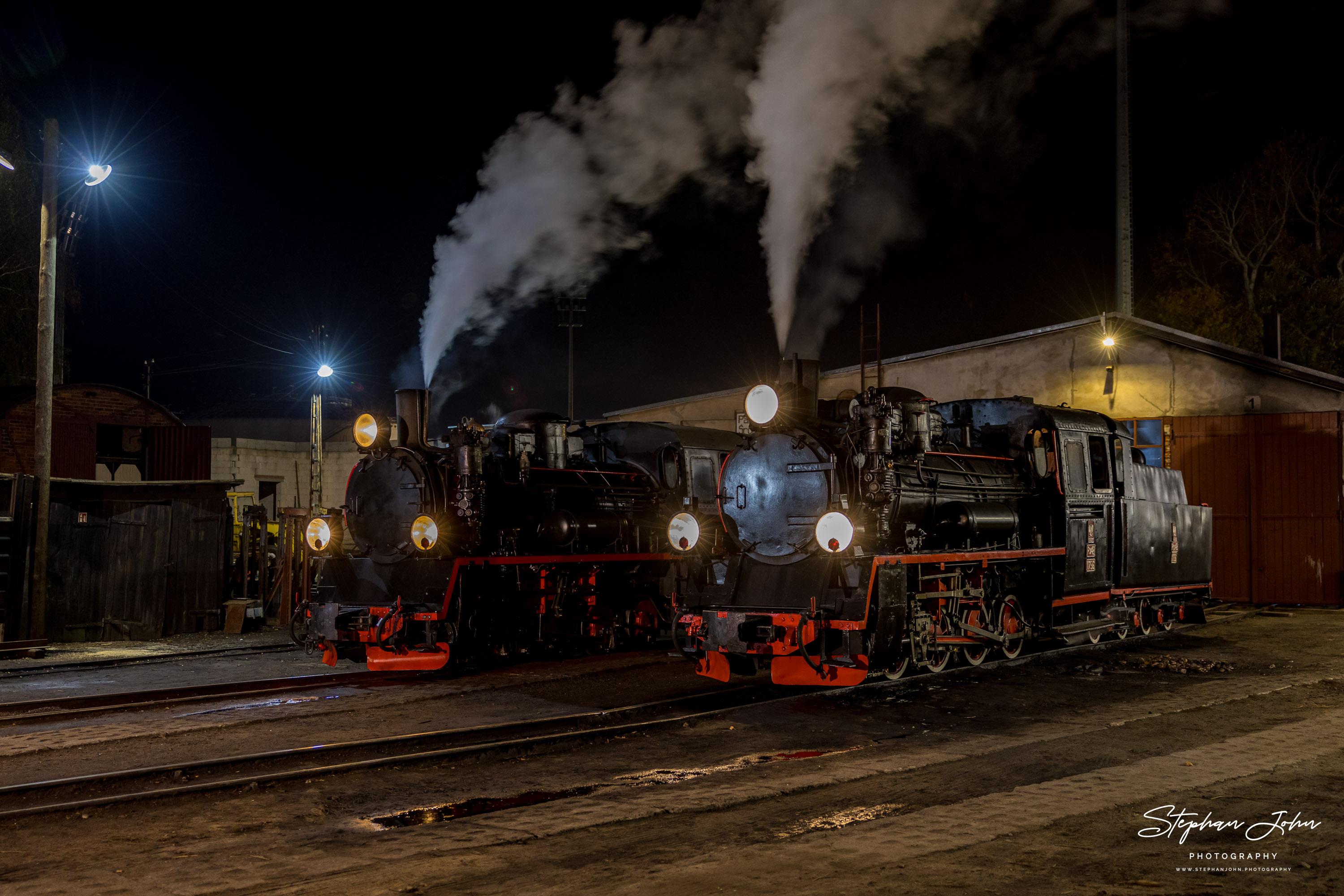 Abendliche Lokparade mit Lok Px48-1920 und Px48-1756 vor dem Lokschuppen in Środa Miasto