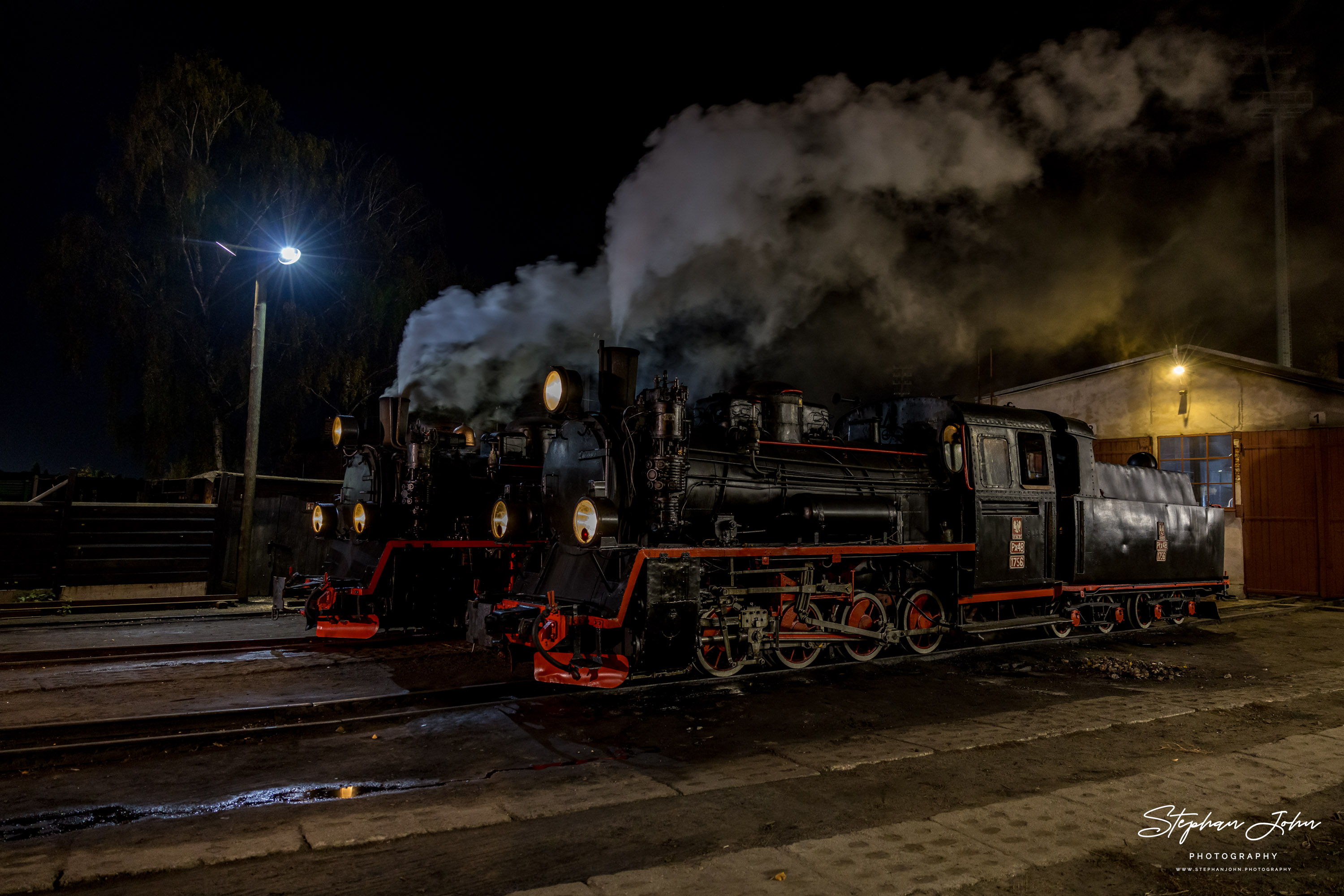 Abendliche Lokparade mit Lok Px48-1920 und Px48-1756 vor dem Lokschuppen in Środa Miasto
