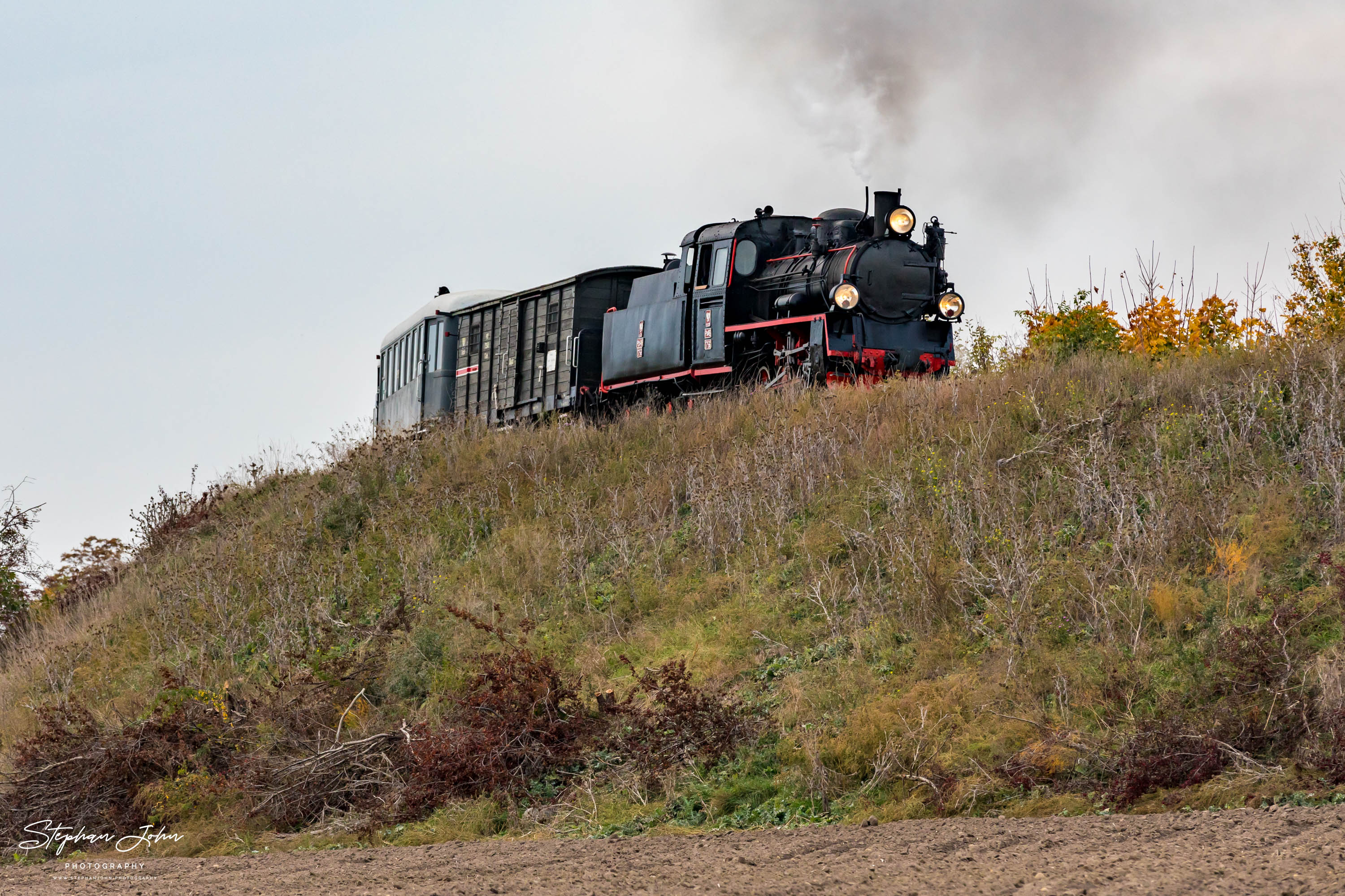 Lok Px48-1756 mit einem Personenzug von Zaniemyśl nach Środa Miasto überqurt die Hauptbahn kurz vor Środa Wąsk