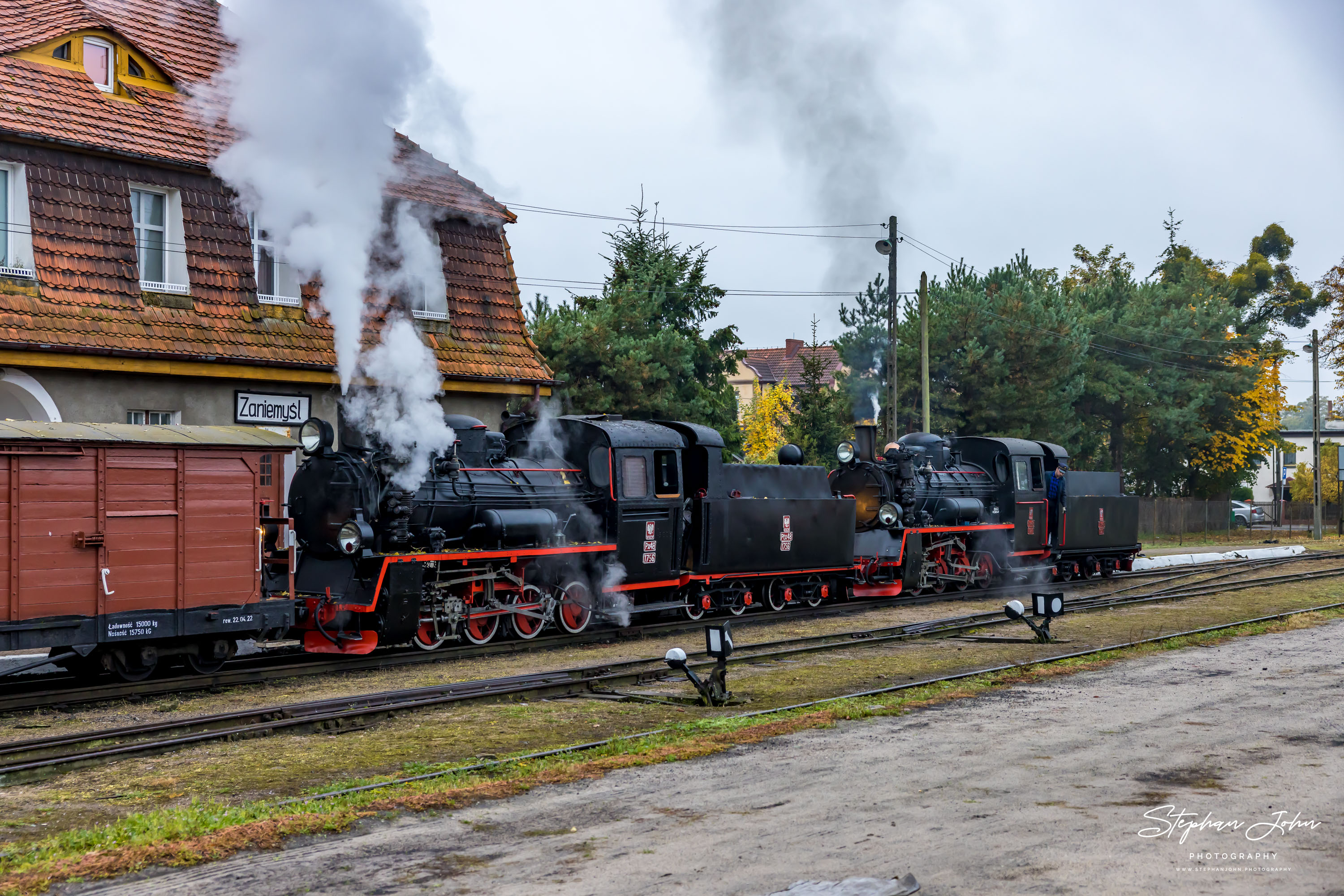 Lok Px48-1920 und Lok Px48-1756 erreichen mit einem GmP den Bahnhof Zaniemyśl