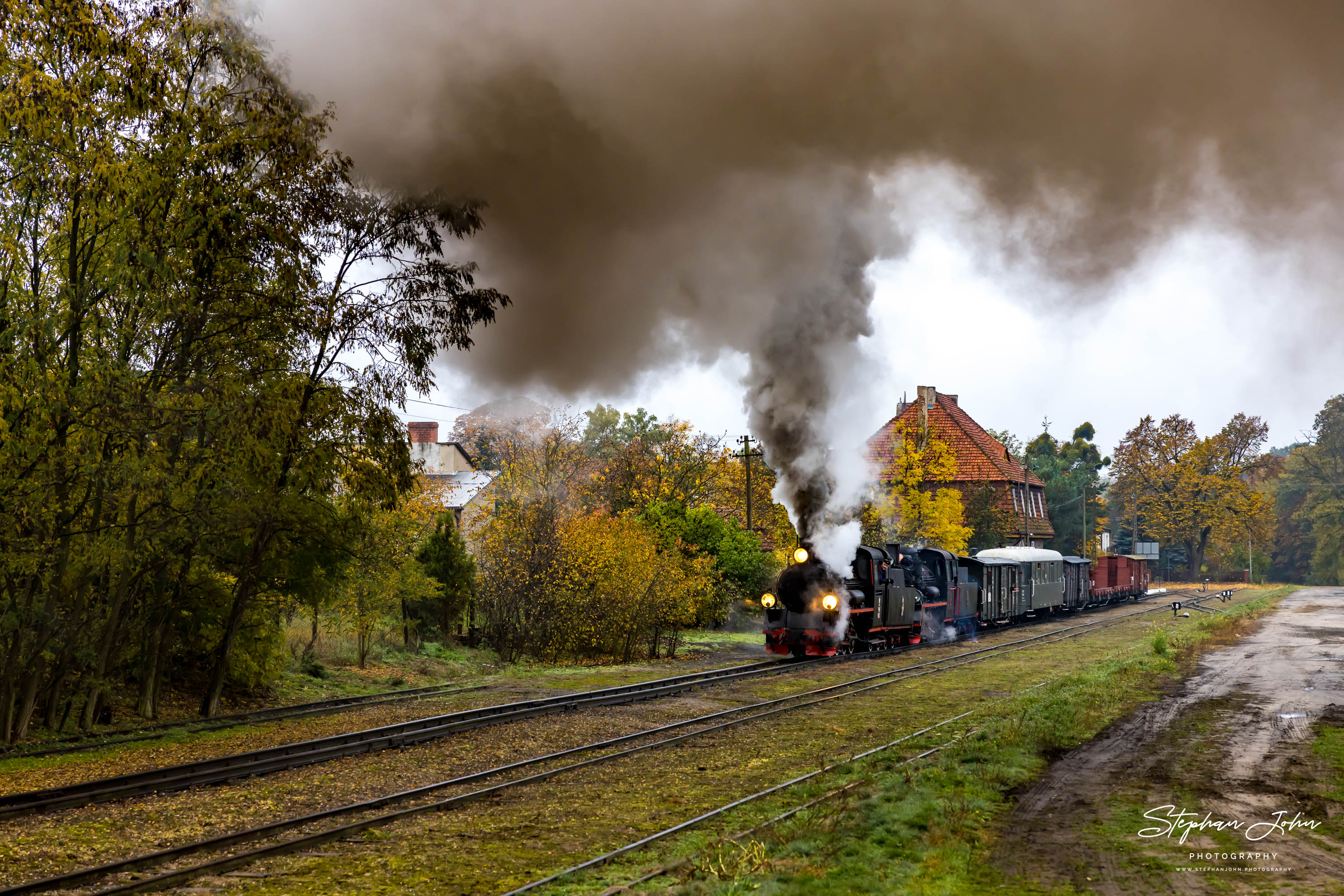 Gmp mit Lok Px48-1920 und Vorspannlok Px48-1756 fährt aus dem Bahnhof Zaniemyśl nach Środa Miasto aus