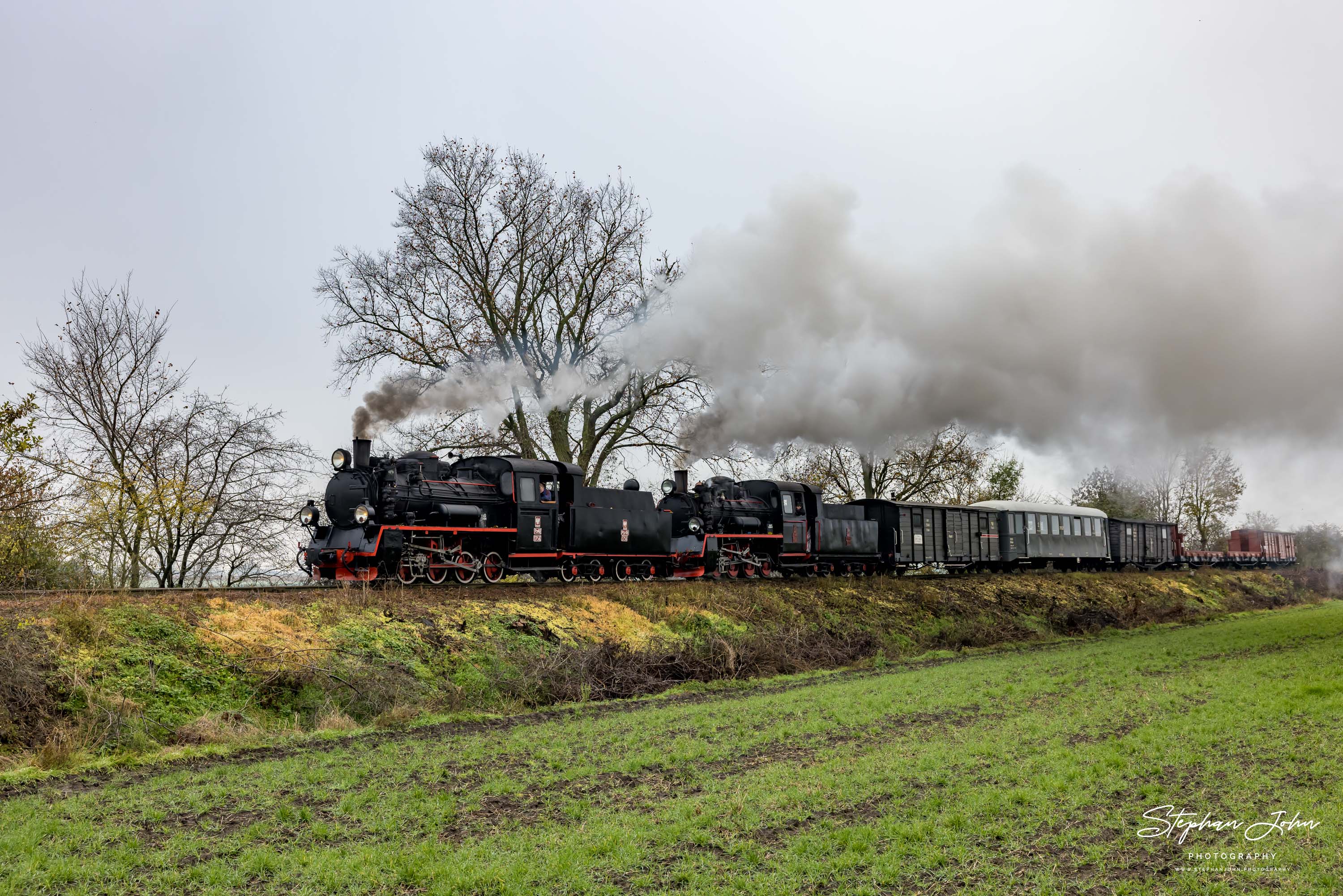 Gmp mit Lok Px48-1920 und Vorspannlok Px48-1756 von Zaniemyśl nach Środa Miasto vor Płaczki