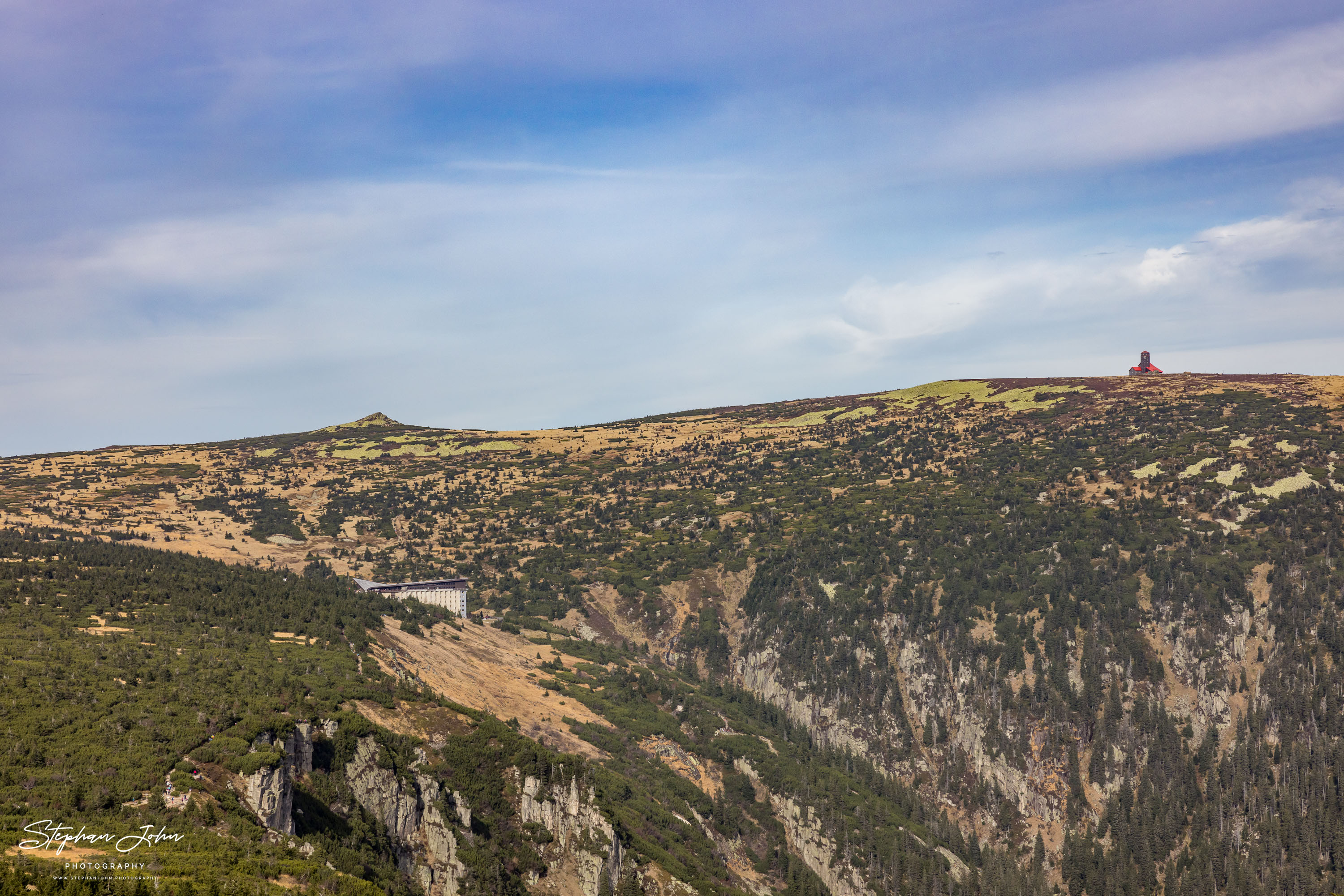 Blick vom Wanderweg zur Elbfall-Baude und zur Schneegruben - Sendestation