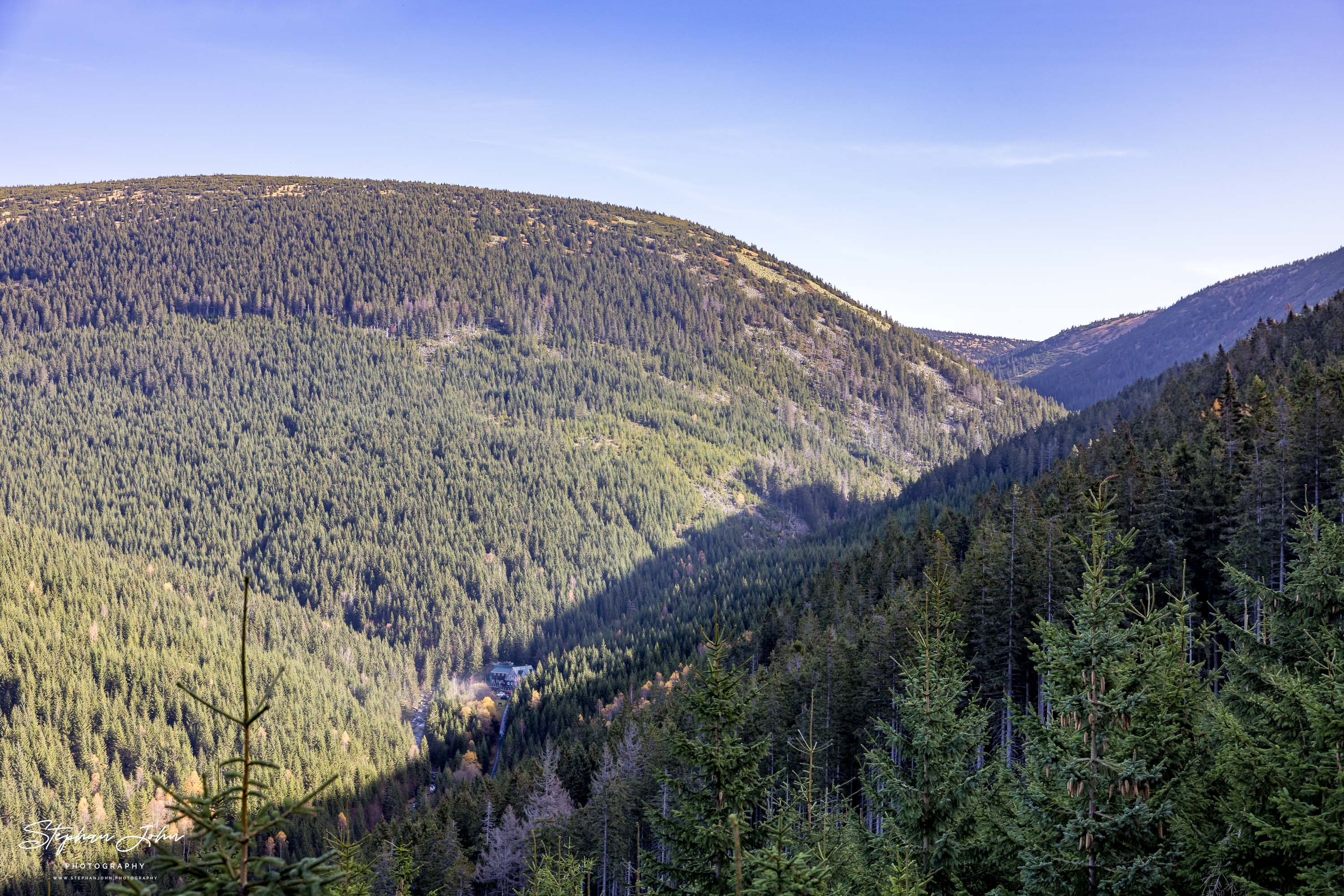 Blick ins Tal zur Weißwasserbaude (Bouda U Bílého Labe)