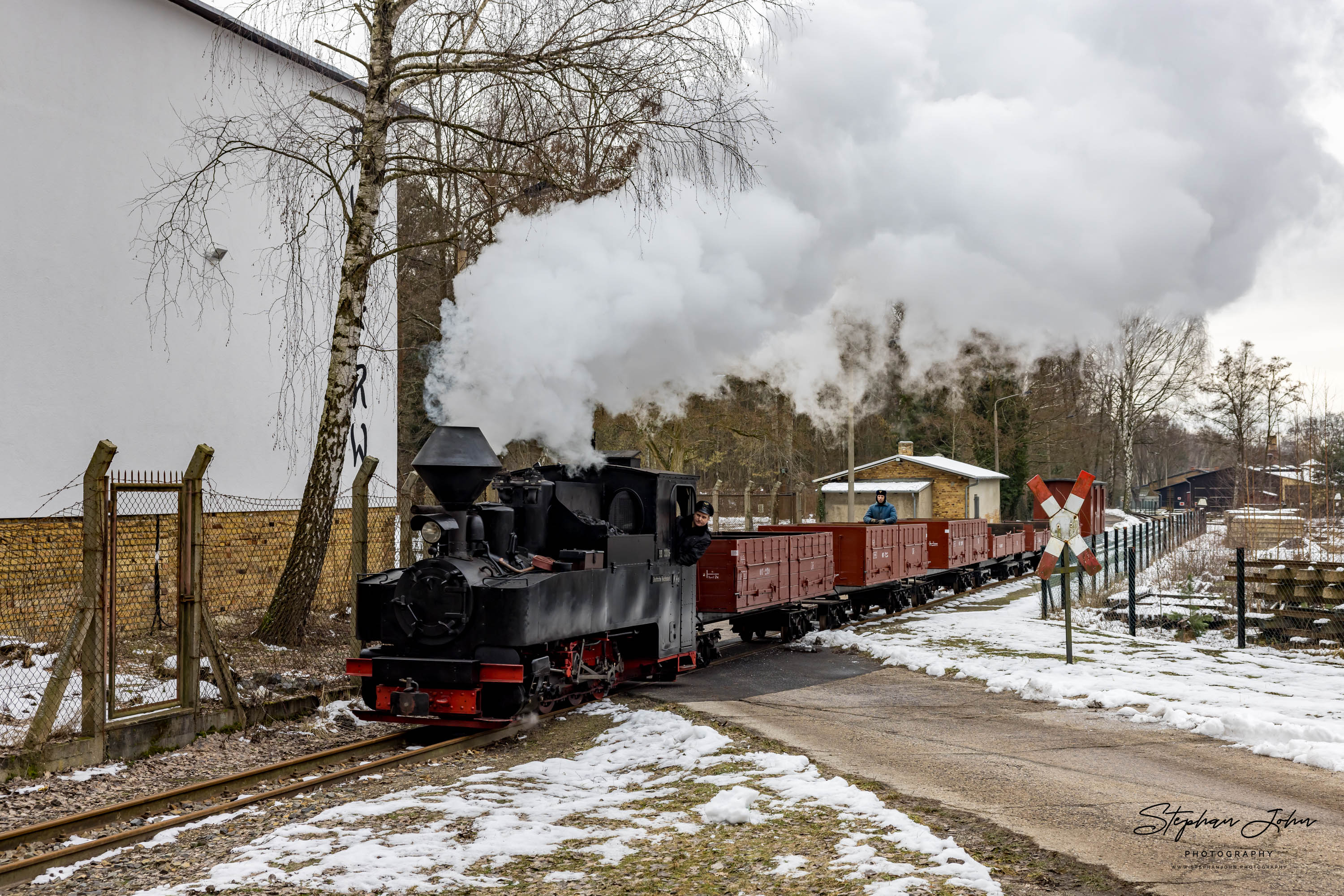 Lok 99 3315-1 überquert mit einem Güterzug den Bahnübergang Grube-Hermann-Straße in Weißwasser