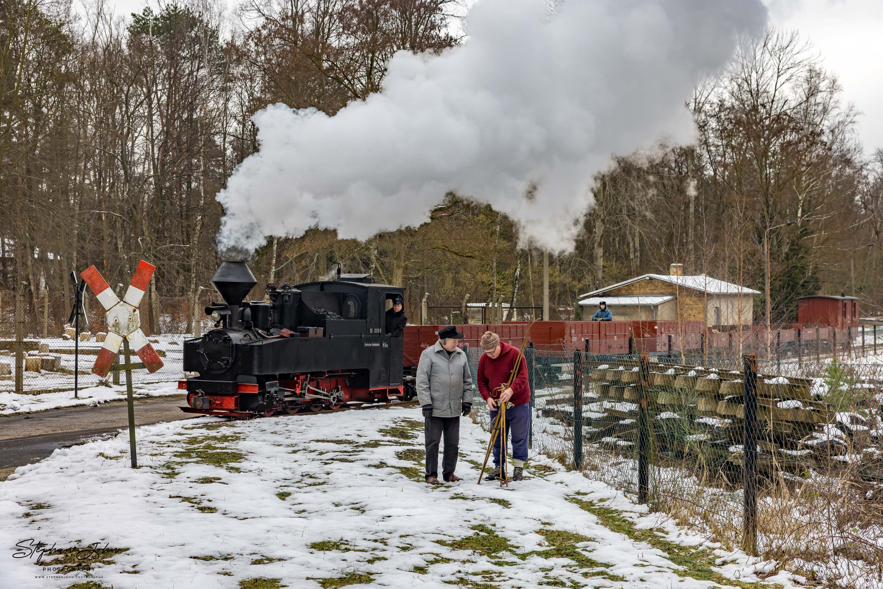 Lok 99 3315-1 überquert mit einem Güterzug den Bahnübergang Grube-Hermann-Straße in Weißwasser