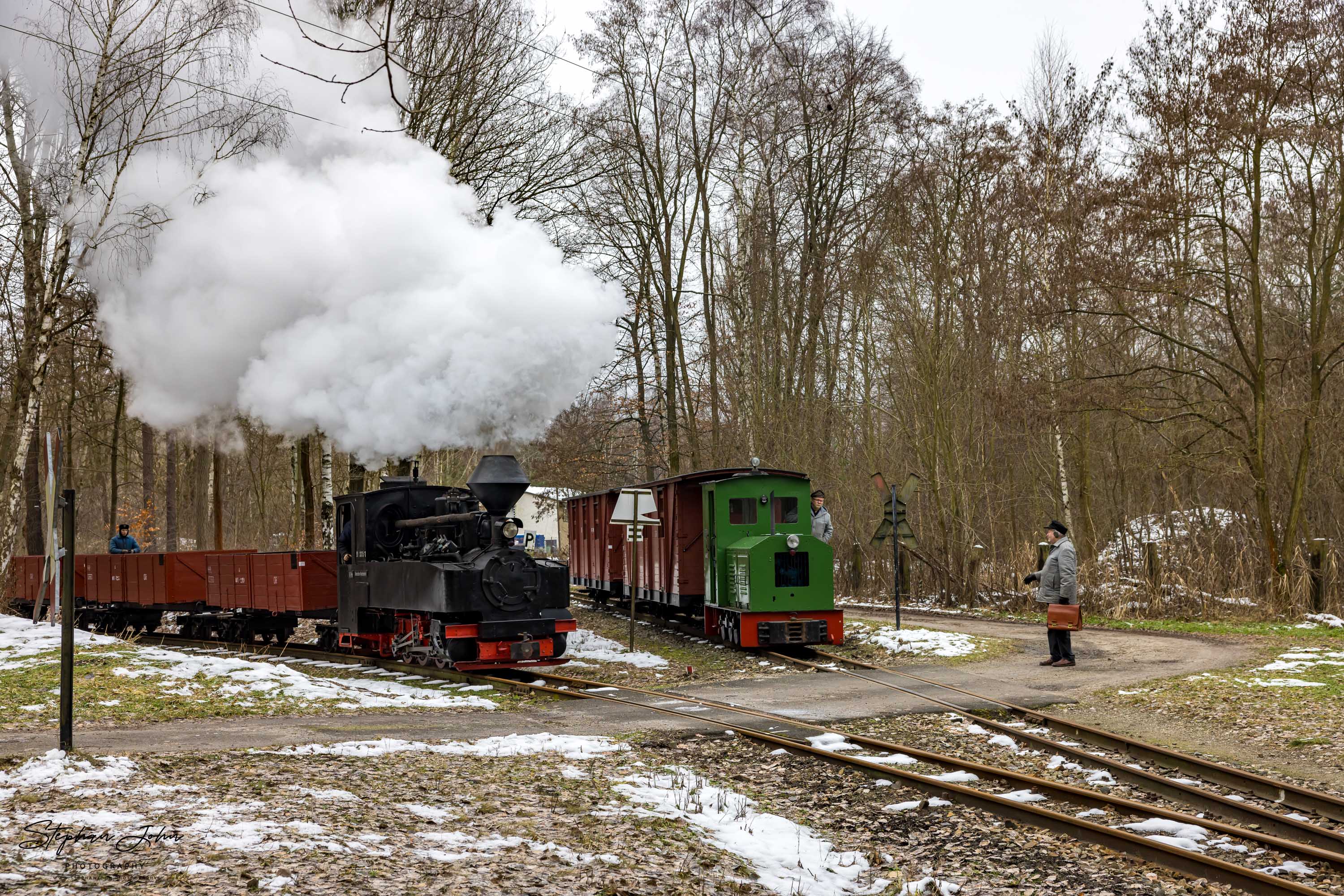 Die ehemalige Brigadelok 99 3315-1 dampft mit einem Güterzug in Richtung Weißwasser Ost während Kö 0437 mit zwei Personenwagen wartet