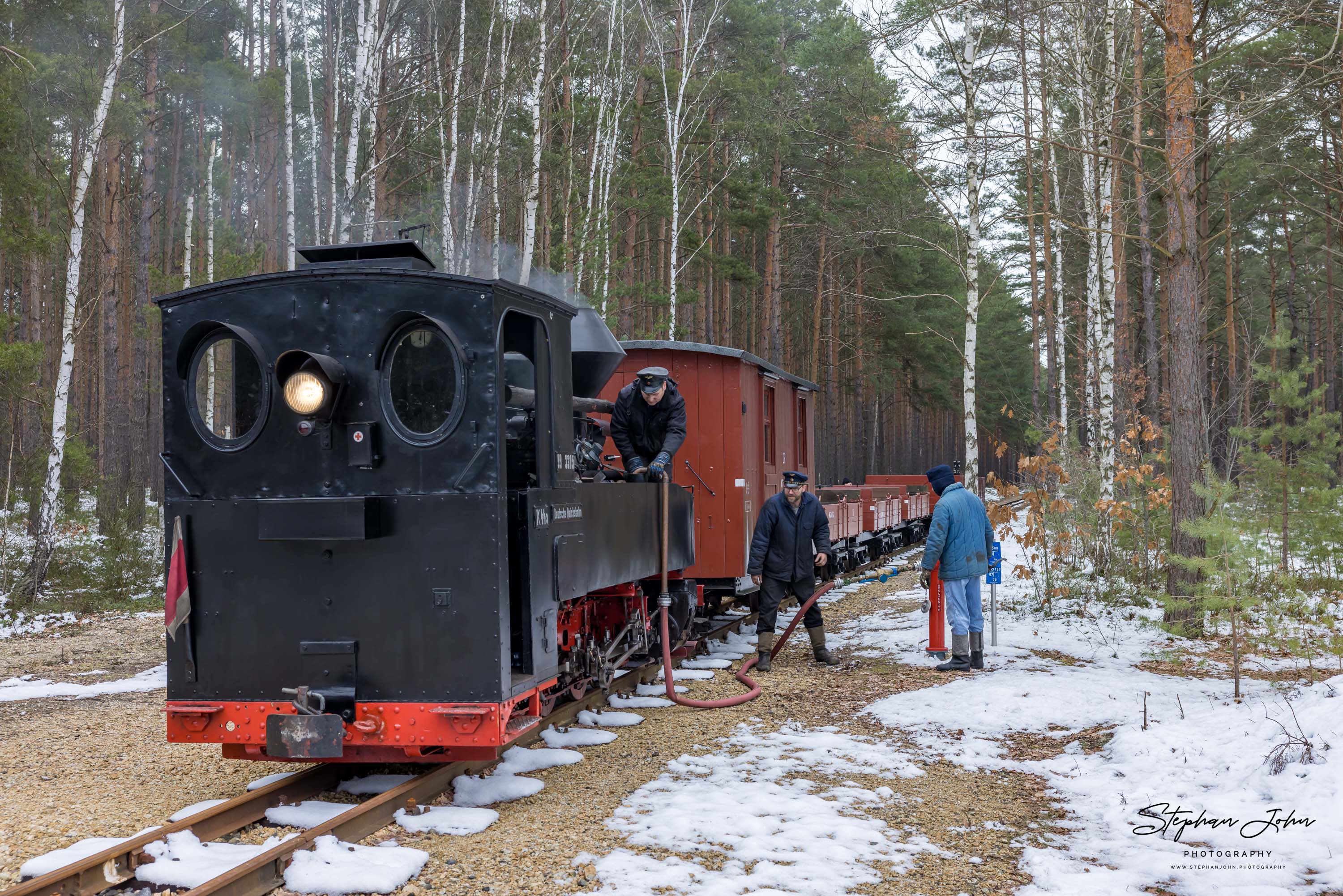 Lok 99 3315-1 nimmt kurz vor dem Halbendorfer Wechsel Wasser