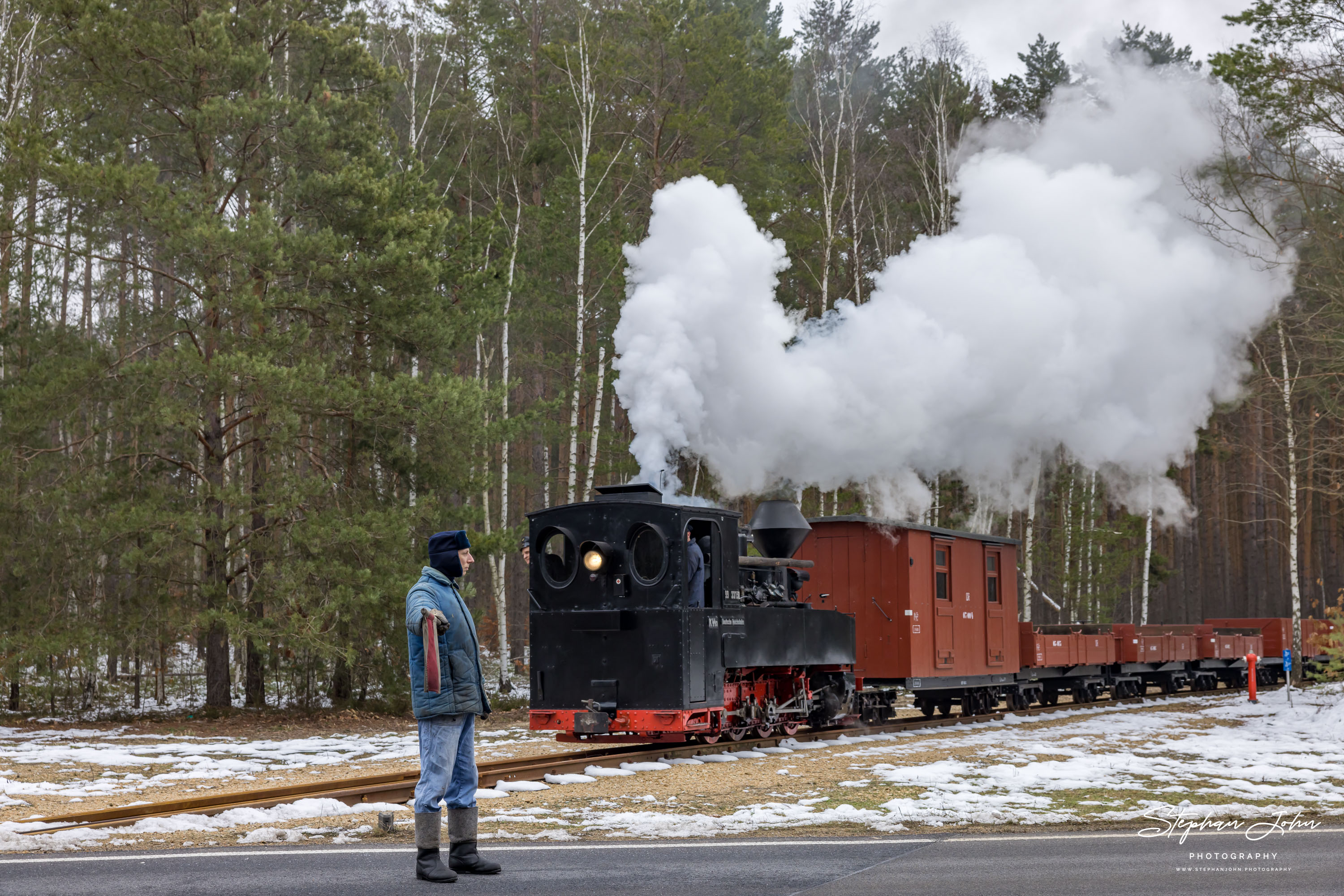 Lok 99 3315-1 überquert den Halbendorfer Weg (S 126)