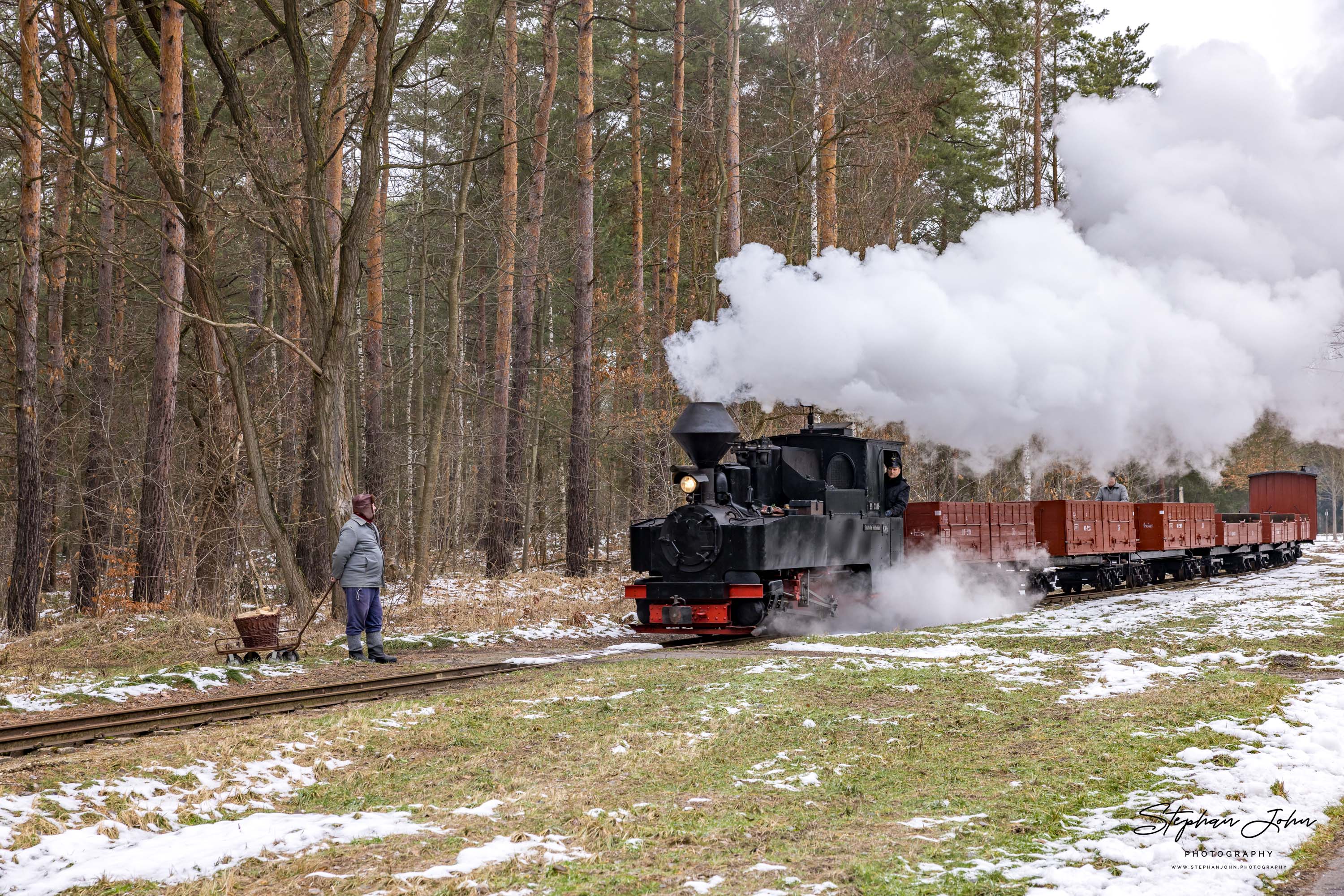 Die ehemalige Brigadelok 99 3315-1 DIANA hat den Halbendorfer Wechsel verlassen und dampft mit einem Güterzug in Richtung Schwerer Berg