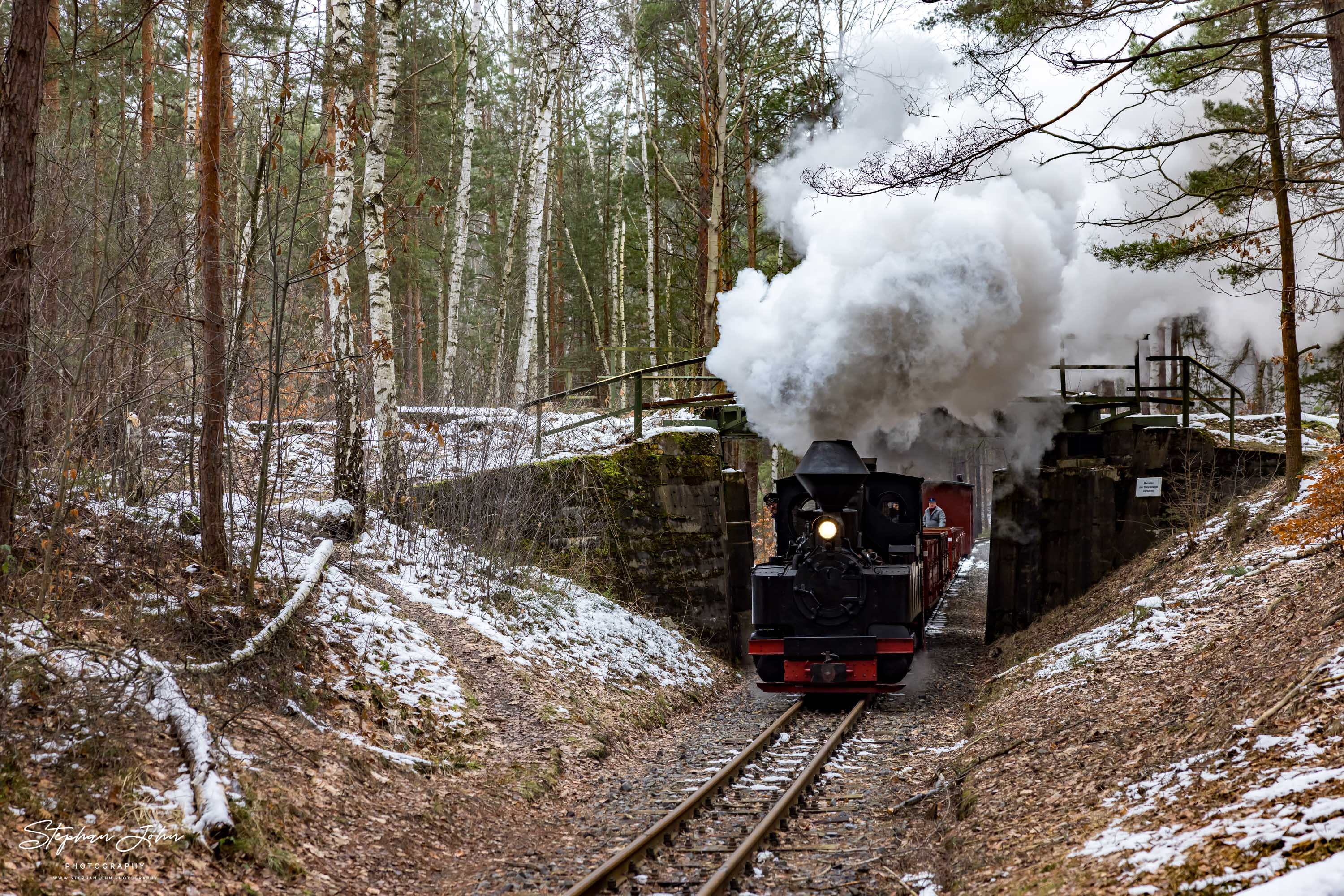 Lok 99 3315-1 dampft mit einem Güterzug in Richtung Weißwasser und unterquert hier die ehemalige Strecke von Weißwasser nach Forst.