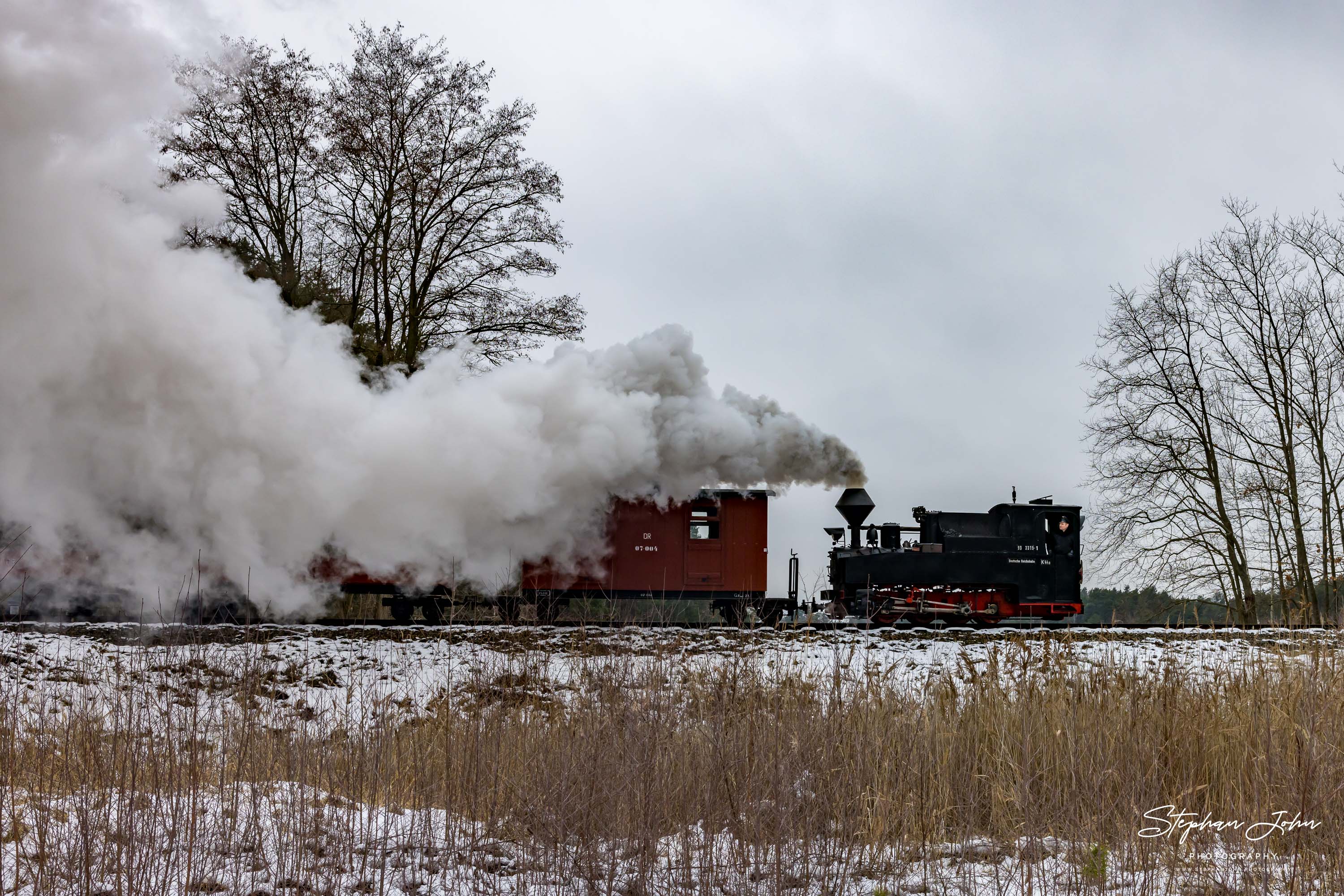 Lok 99 3315-1 dampft mit einem GmP nach Kromlau und hat gerade den Abzweig passiert