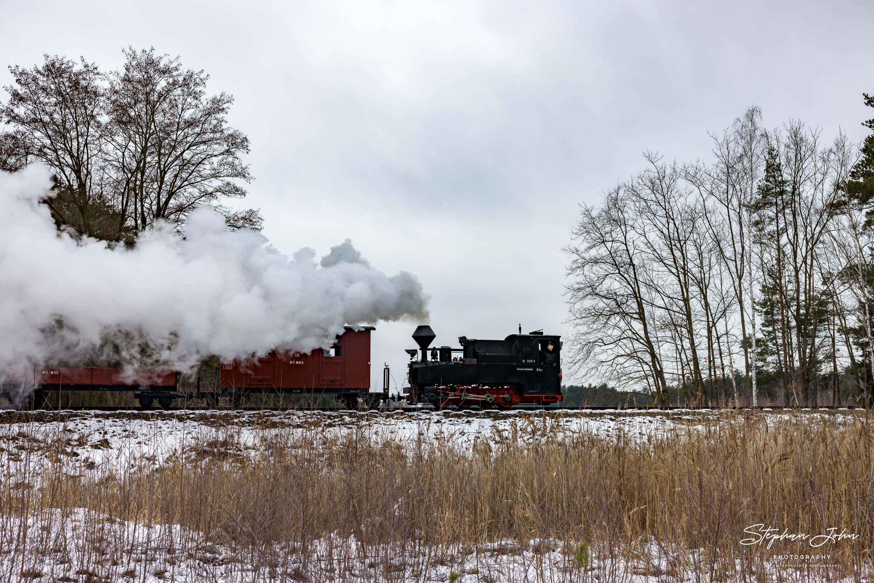 Lok 99 3315-1 dampft mit einem GmP nach Kromlau und hat gerade den Abzweig passiert