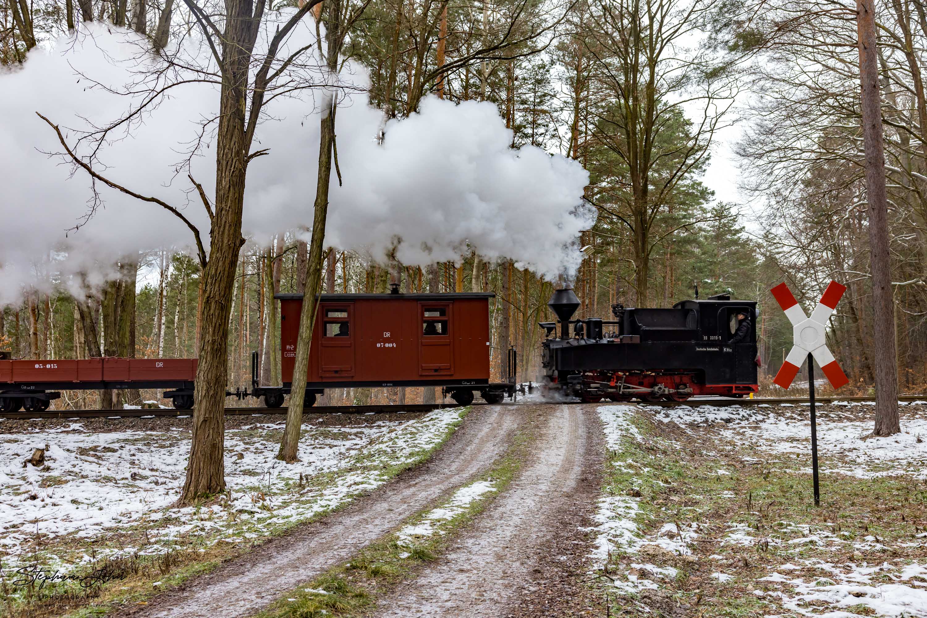 Lok 99 3315-1 dampft mit einem GmP nach Kromlau