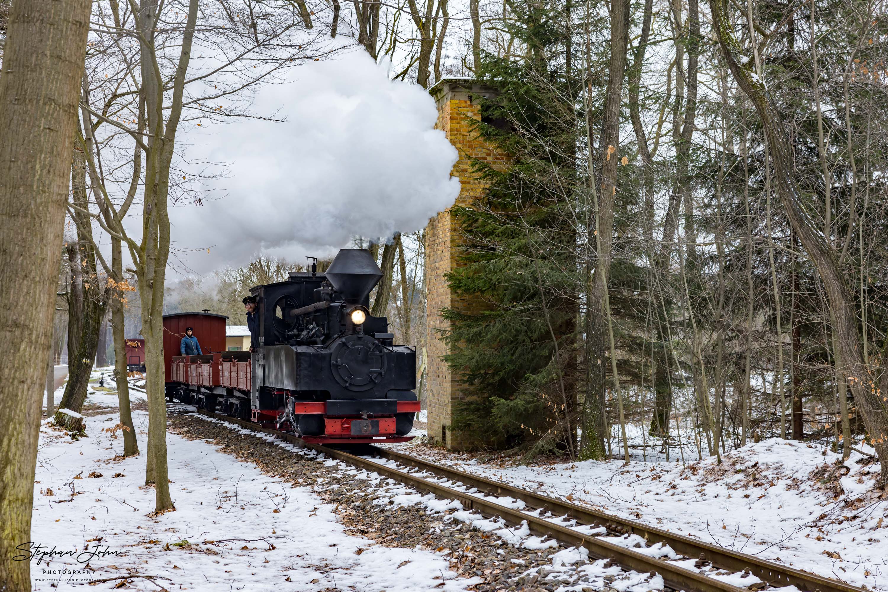 Ausfahrt eines Güterzuges mit Lok 99 3315-1 aus dem Bahnhof Kromlau