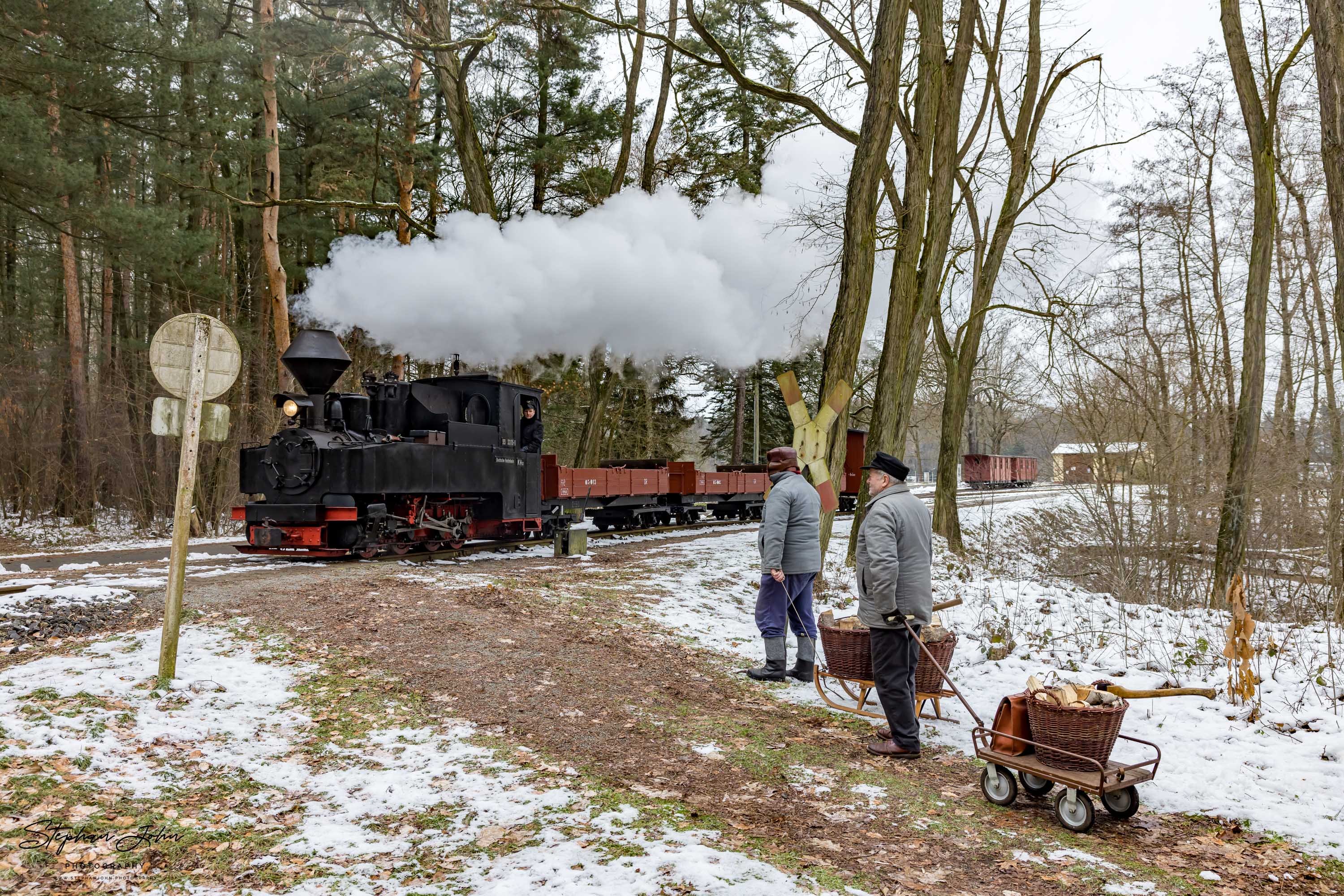 Ausfahrt eines Güterzuges mit Lok 99 3315-1 aus dem Bahnhof Kromlau