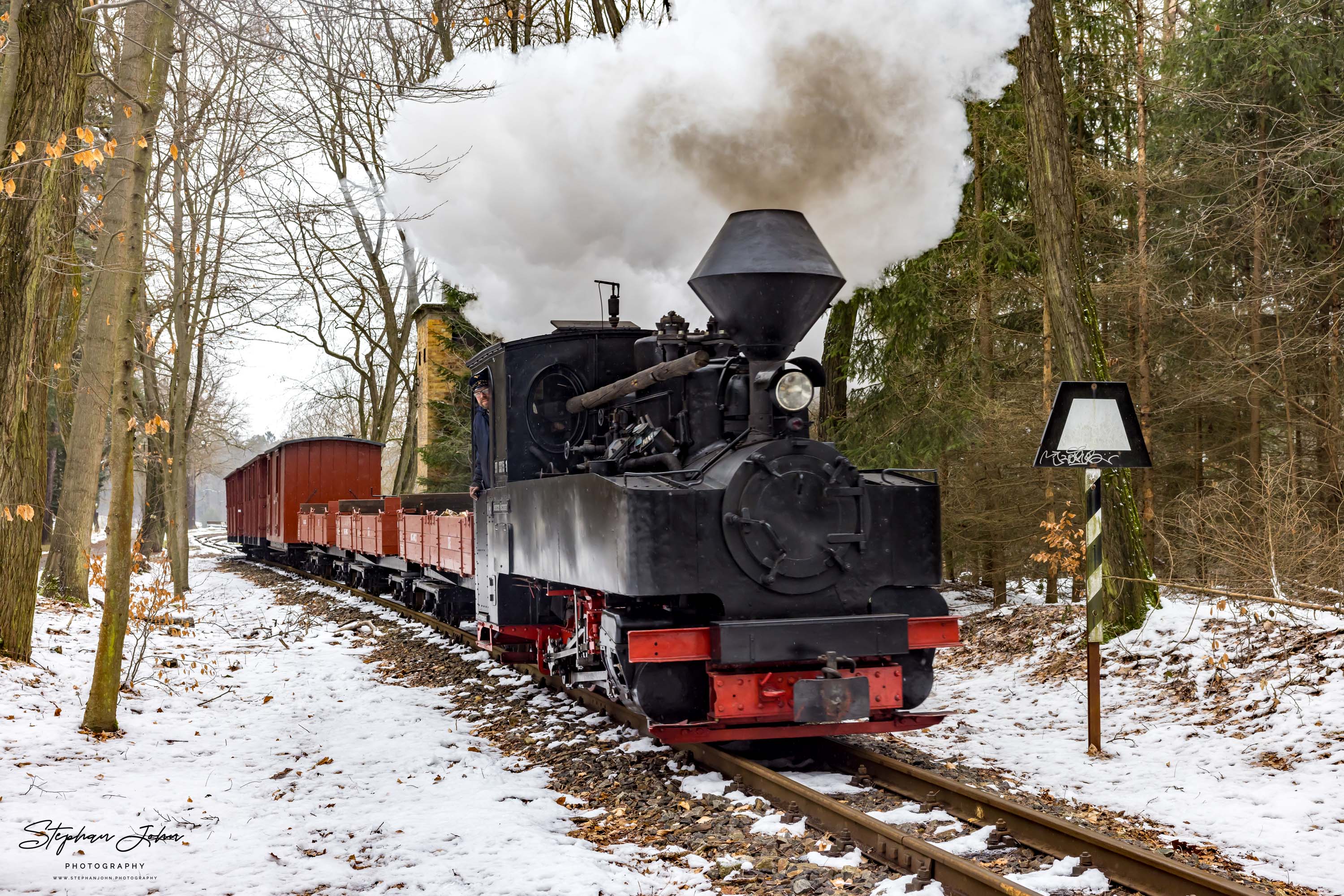 Ausfahrt eines GmP mit Lok 99 3315-1 aus dem Bahnhof Kromlau