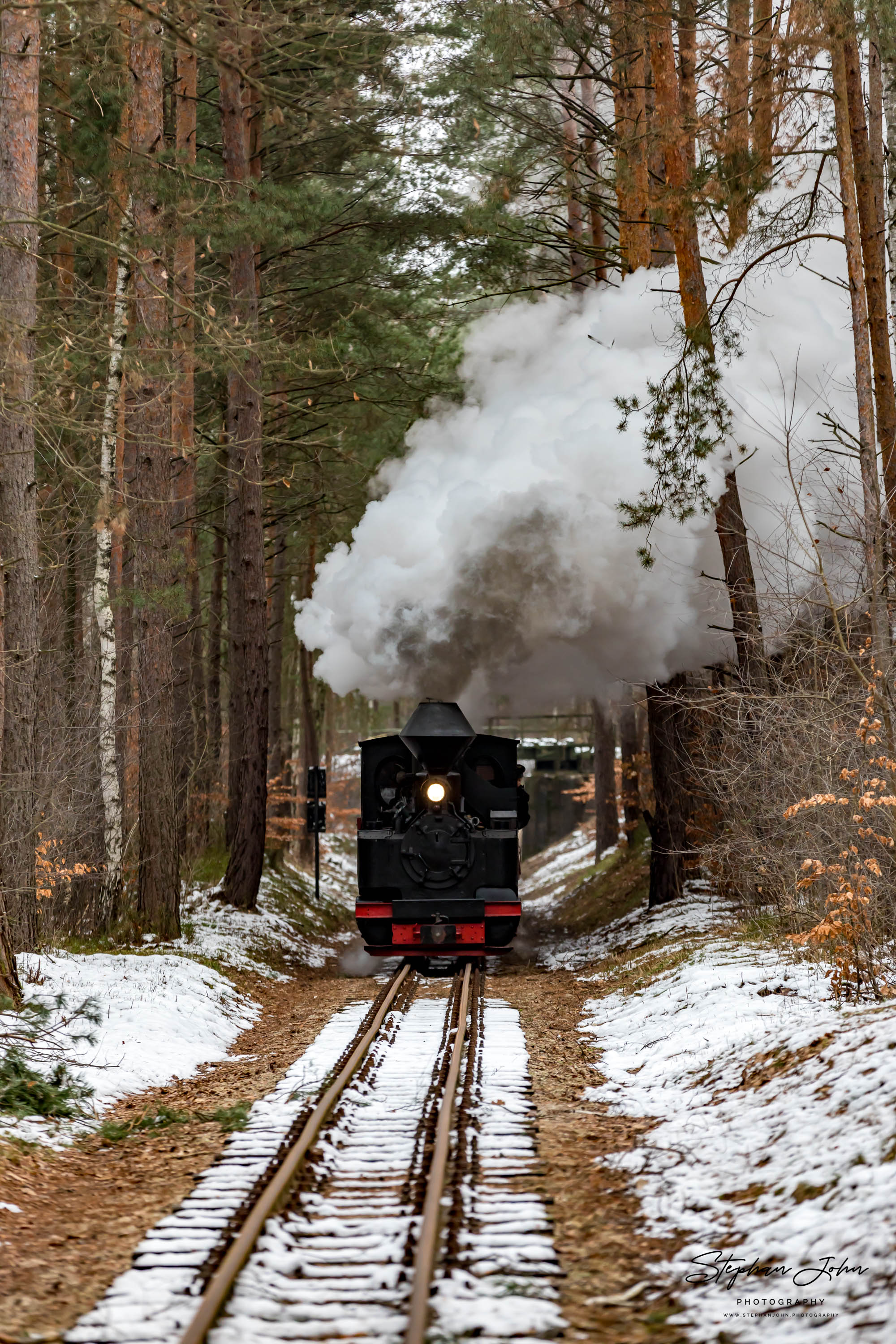 Lok 99 3315-1 dampft mit einem Güterzug in Richtung Weißwasser