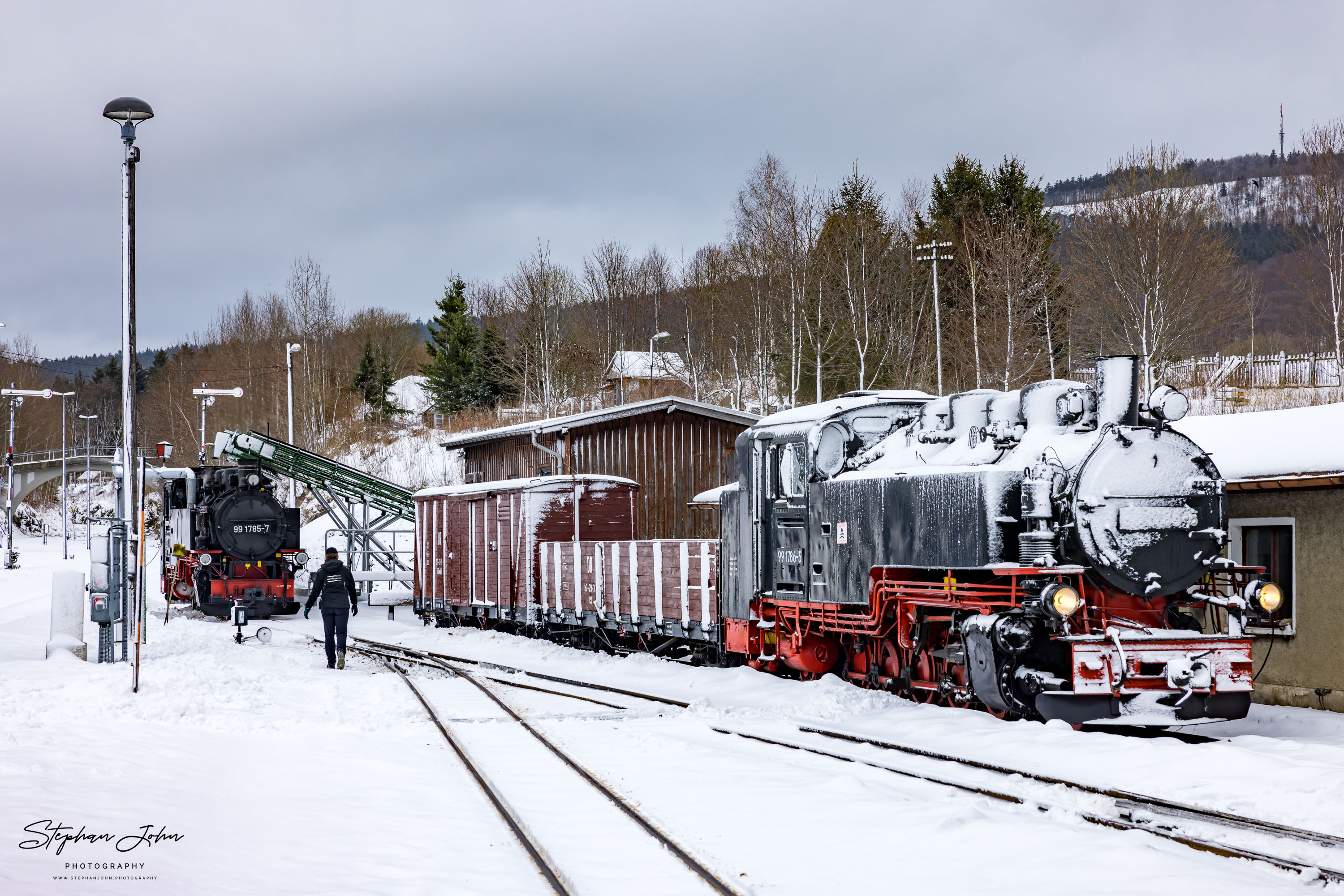Während Lok 99 1786-5 kalt in Cranzahl abgestellt ist, wird Lok 99 1785-7 für die Fahrt mit P 1001 nach Oberwiesenthal bevorratet