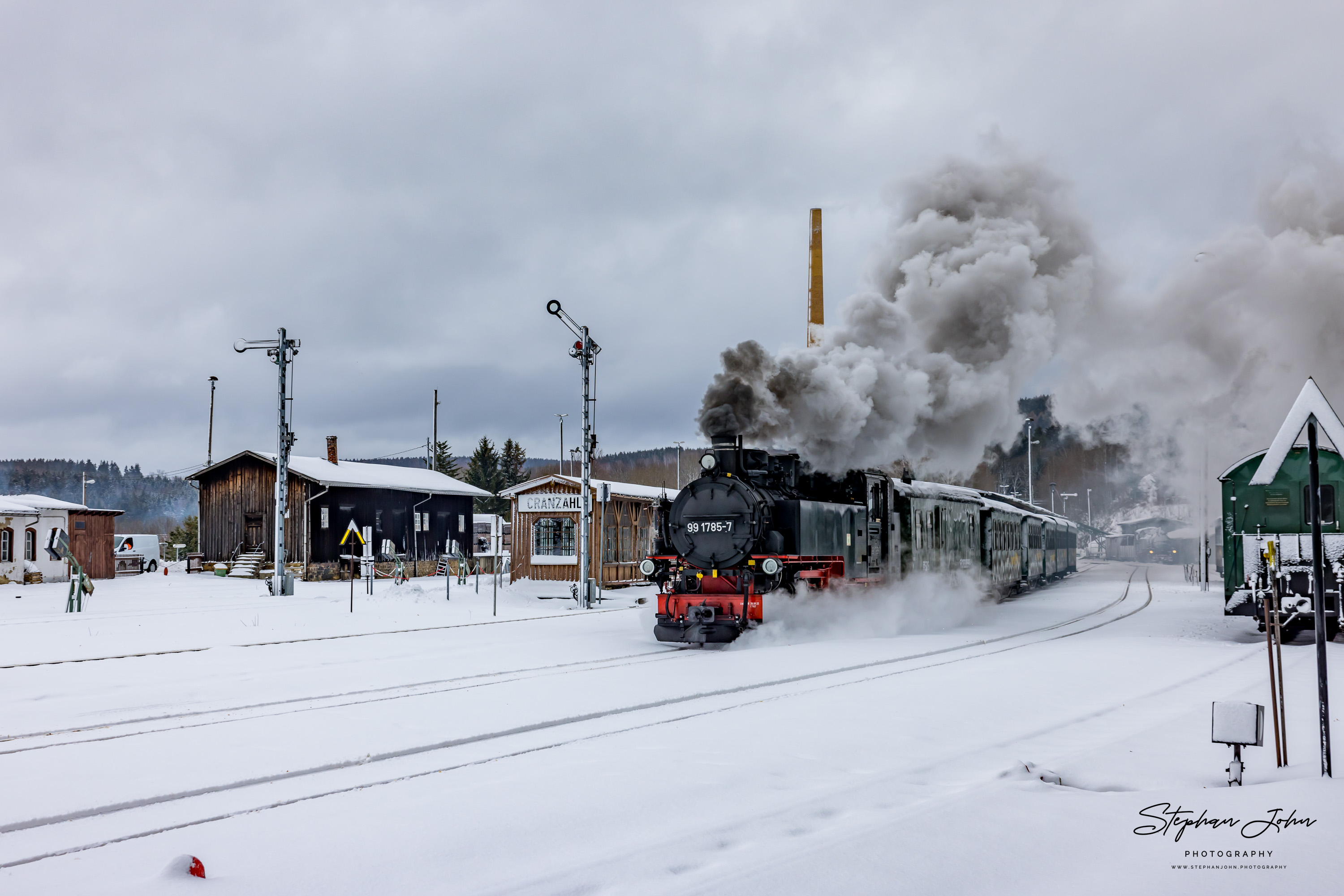 Lok 99 1785-7 fährt mit P 1001 aus dem Bahnhof Cranzahl aus.