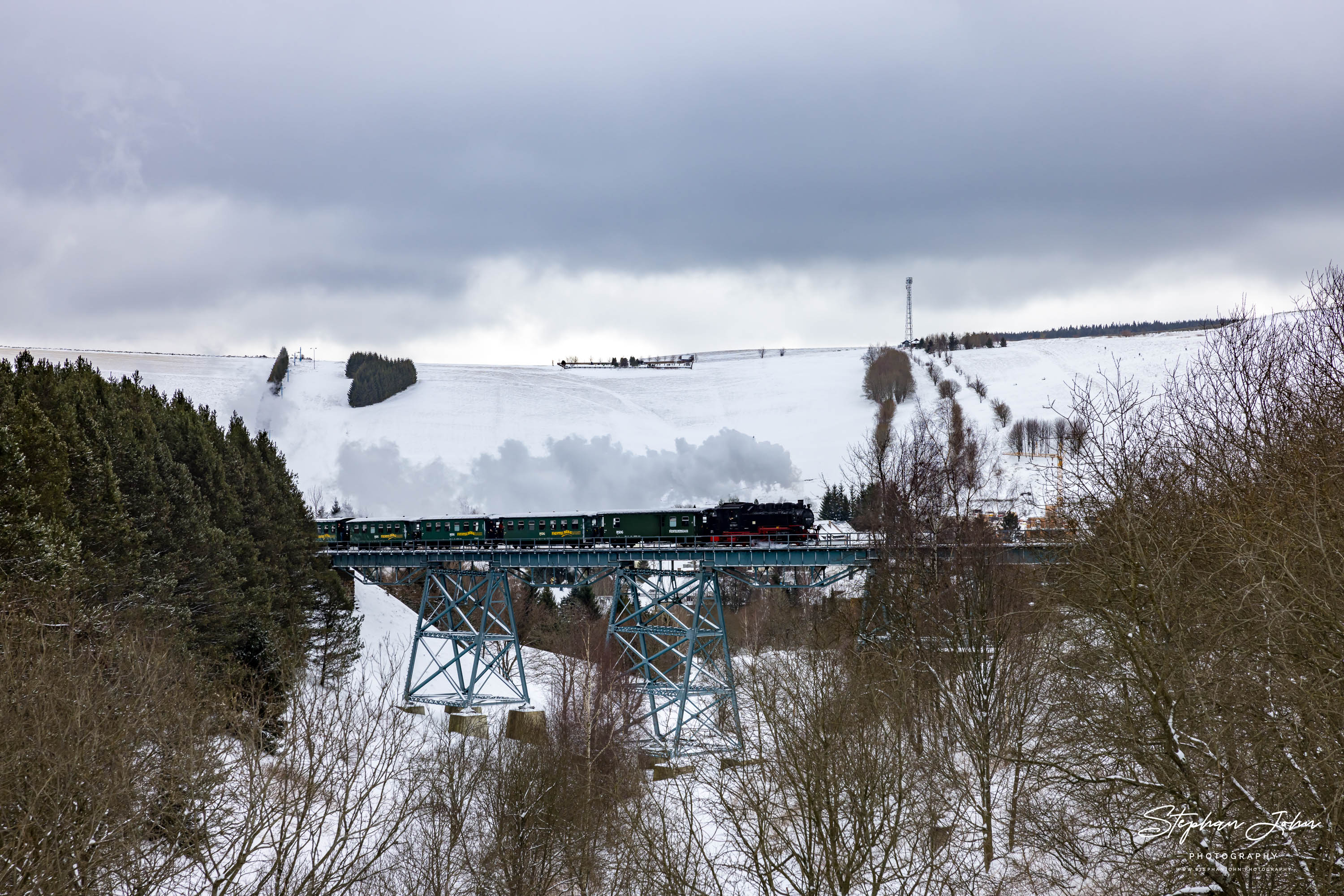 Zug P 1001 mit Lok 99 1785-7 überquert das Hüttenbachviadukt und erreicht Oberwiesenthal