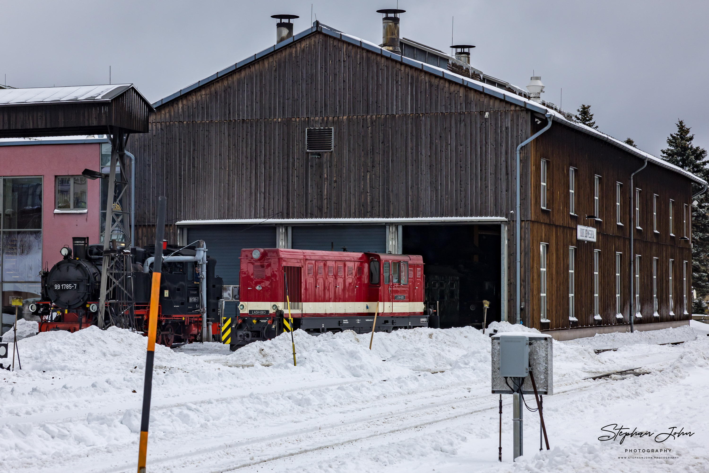 Nach getaner Arbeit verschwindet Lok L45H-083 wieder im Lokschuppen in Oberwiesenthal. Lok 99 1785-7 wird zu dieser Zeit für die nächste Fahrt nach Cranzahl vorbereitet.