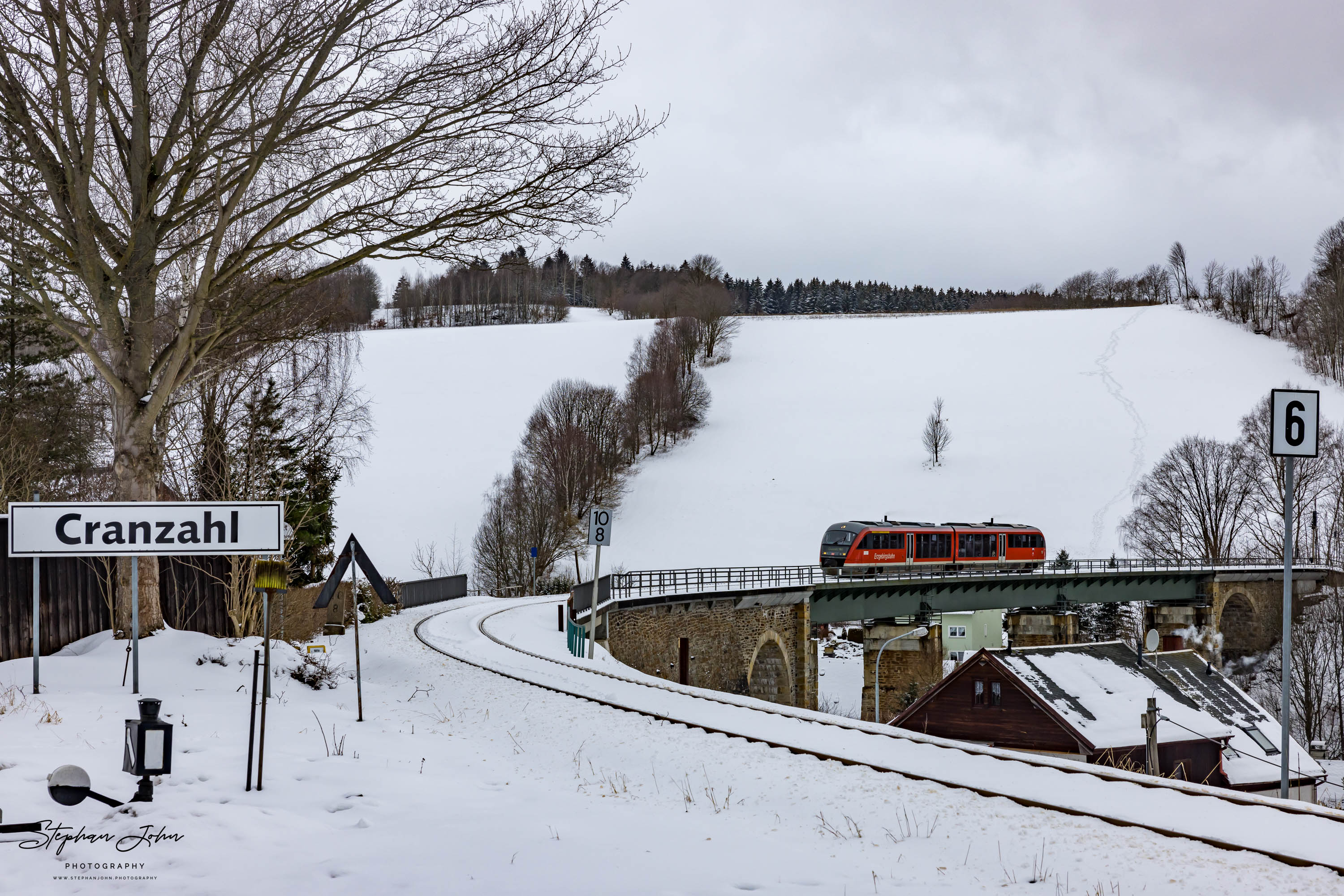 <p>VT 642 732 als RB 23715 der Erzgebirgsbahn überquert das Viadukt und erreicht Cranzahl</p>