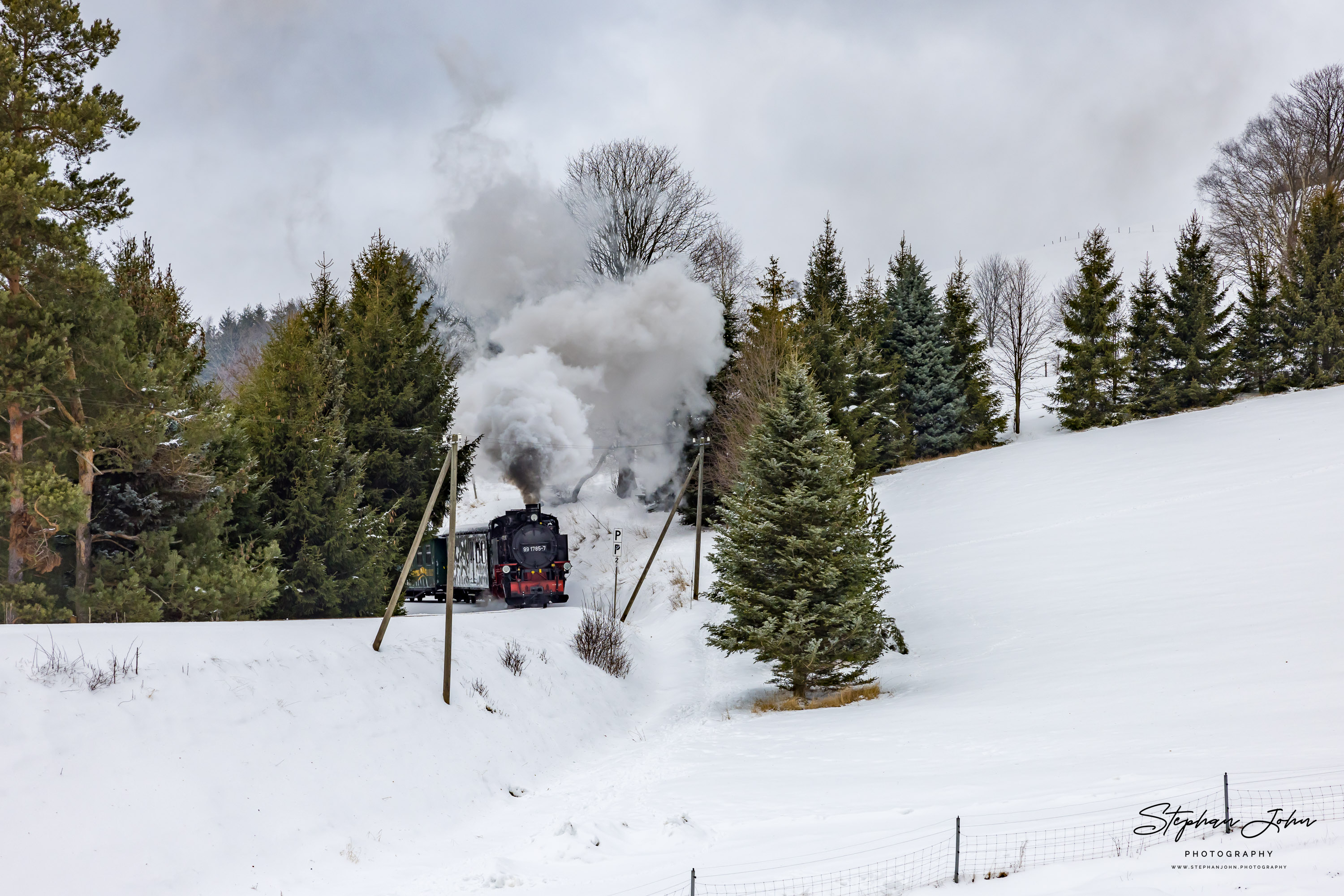 Zug P 1003 mit Lok 99 1785-7 dampft durch Neudorf in Richtung Oberwiesenthal