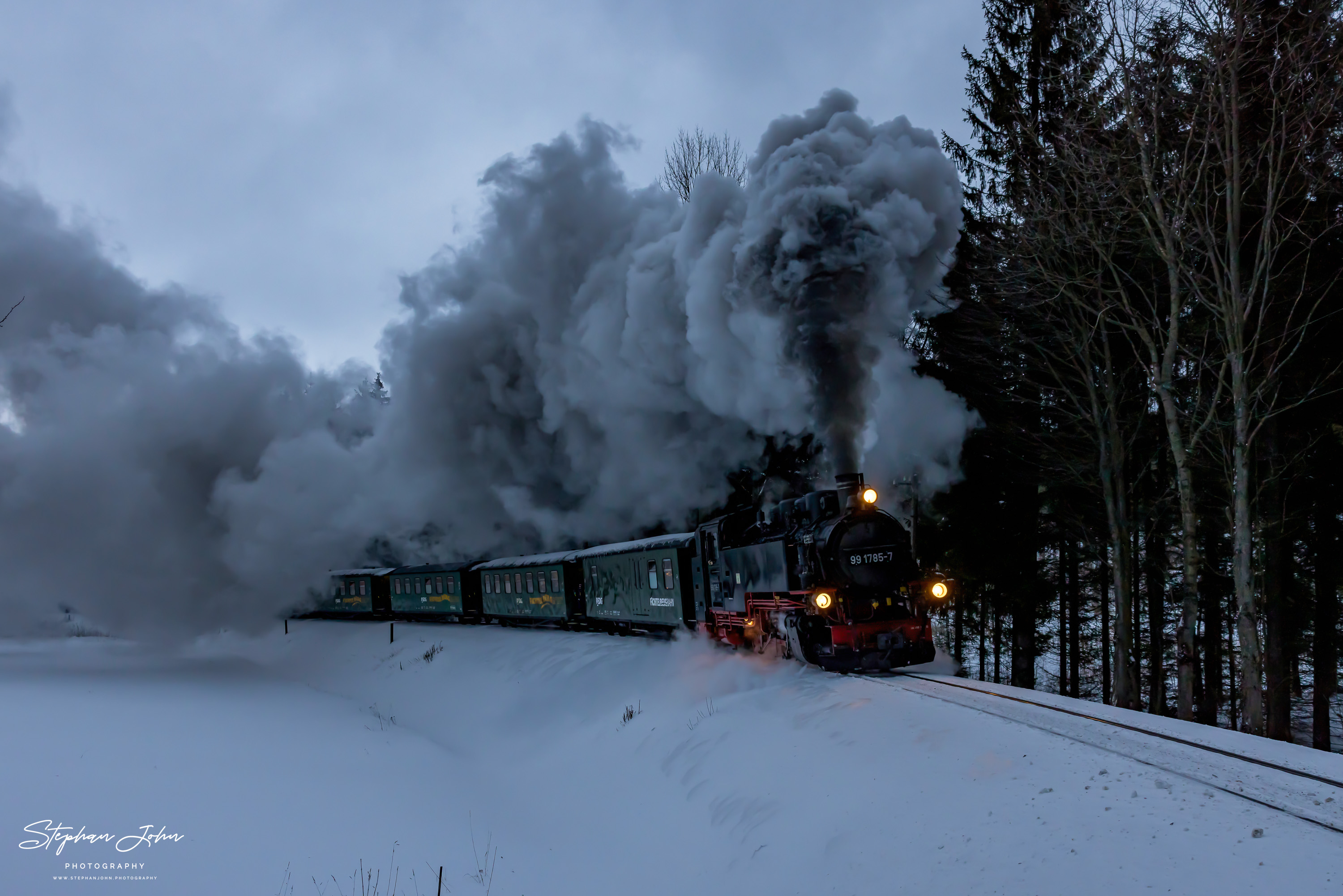 Zug P 1005 mit Lok 99 1785-7 hat den Bahnhof Kretscham-Rothensehma verlassen und dampft weiter nach Oberwiesenthal