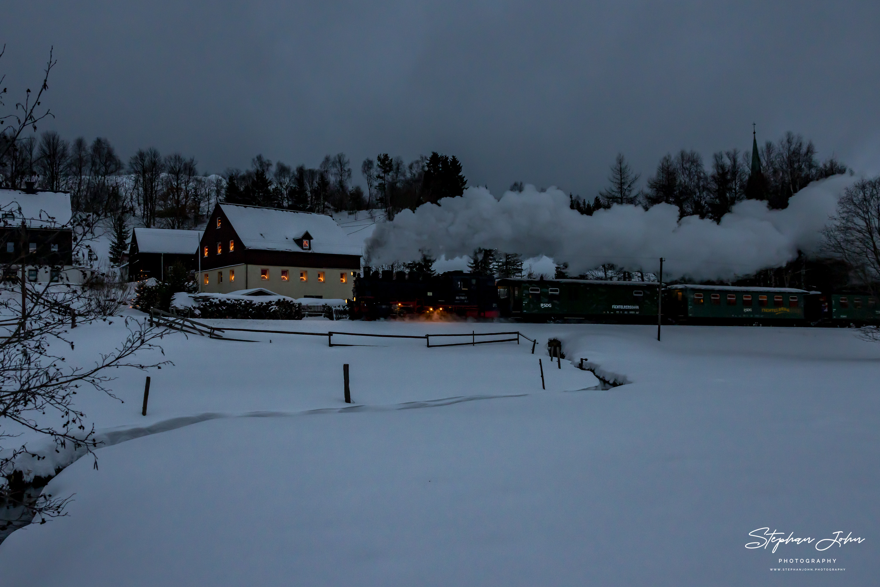 Zug P 1005 mit Lok 99 1785-7 erreicht Hammerunterwiesenthal