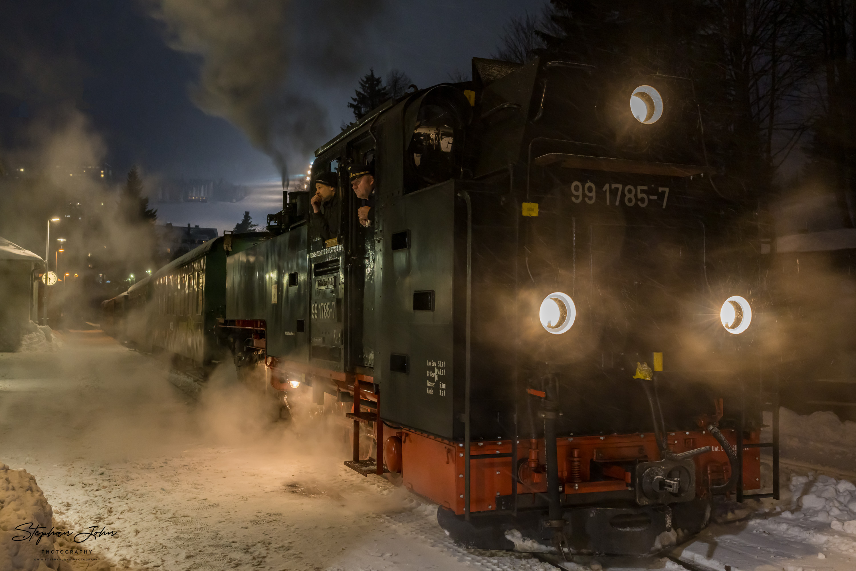 Zug P 1006 mit Lok 99 1785-7 nach Cranzahl steht abfahrtbereit in Oberwiesenthal