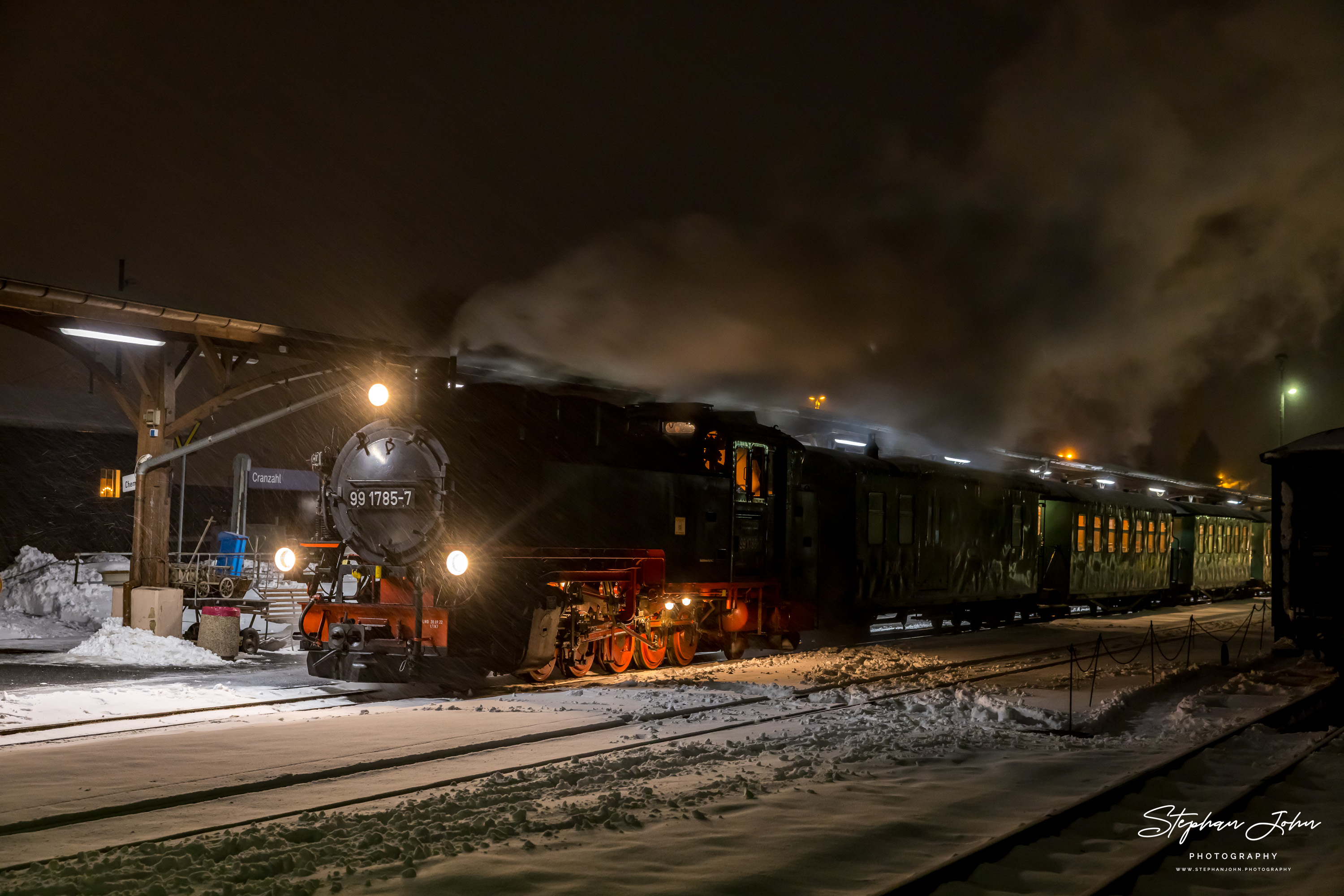 Zug P 1007 mit Lok 99 1785-7 nach Oberwiesenthal steht abfahrtbereit in Cranzahl