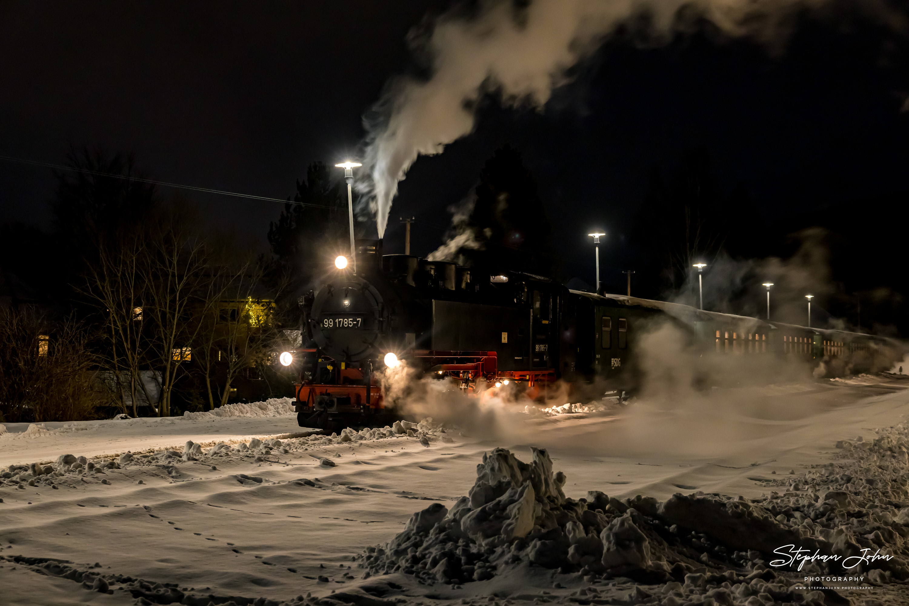 Zug P 1007 mit Lok 99 1785-7 steht im Bahnhof Neudorf