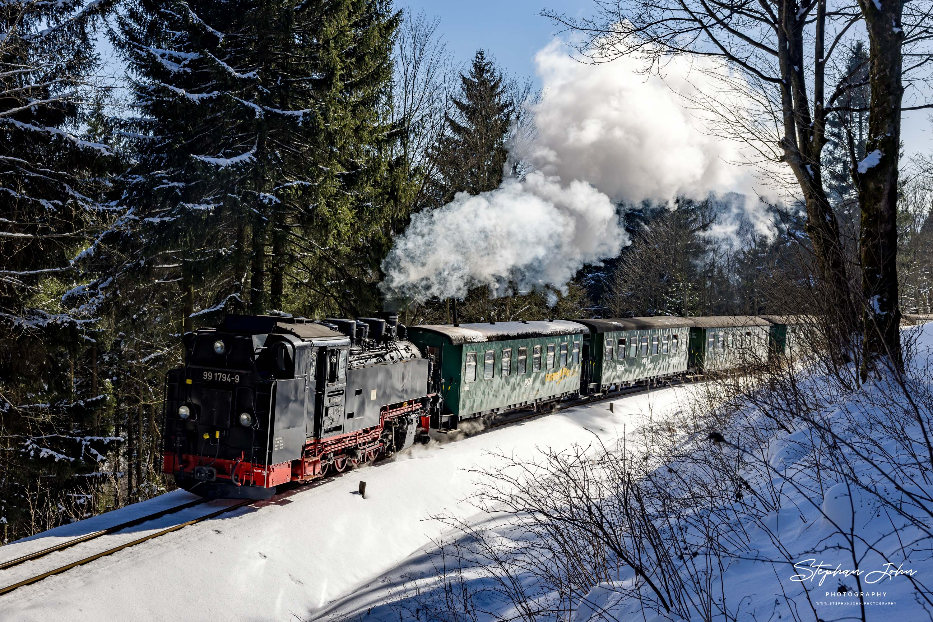 Lok 99 1794-9 erreicht mit P 1002 den Bahnhof Niederschlag