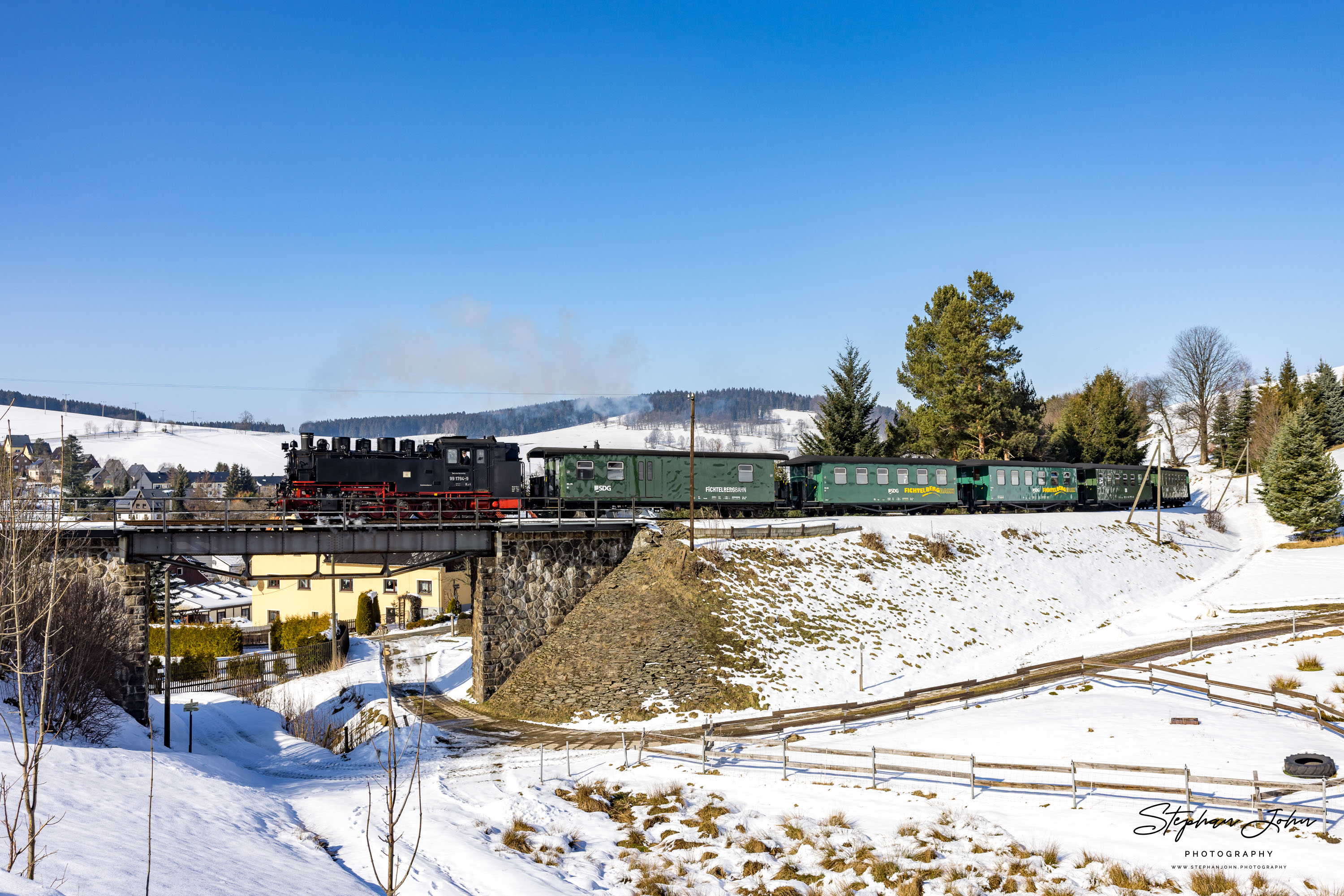 Lok 99 1794-9 dampft mit Zug P 1003 durch die Ortslage Neudorf