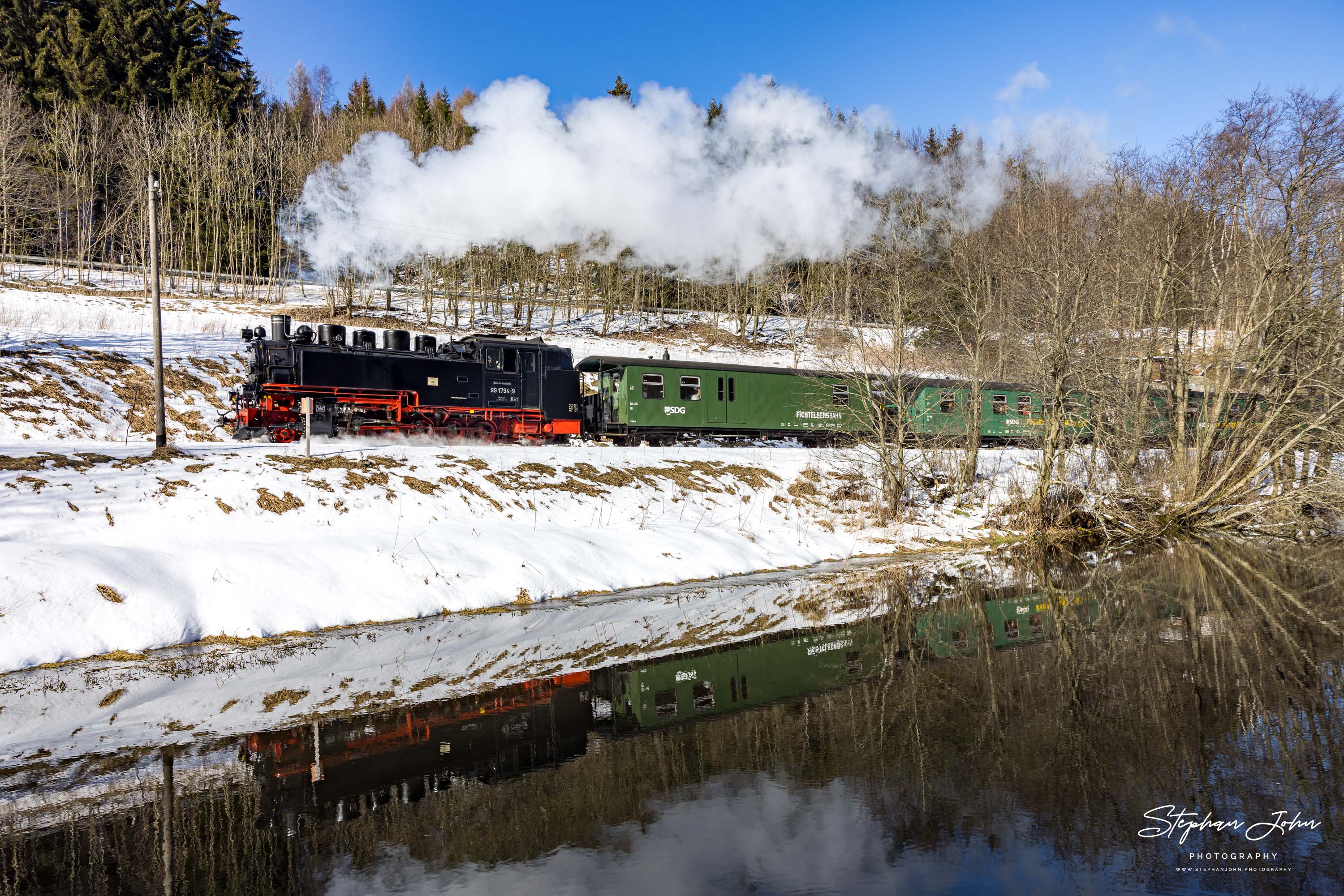 Lok 99 1794-9 dampft mit Zug P 1003 Hat Hammerunterwiesenthal verlassen und dampft weiter in Richtung Oberwiesenthal