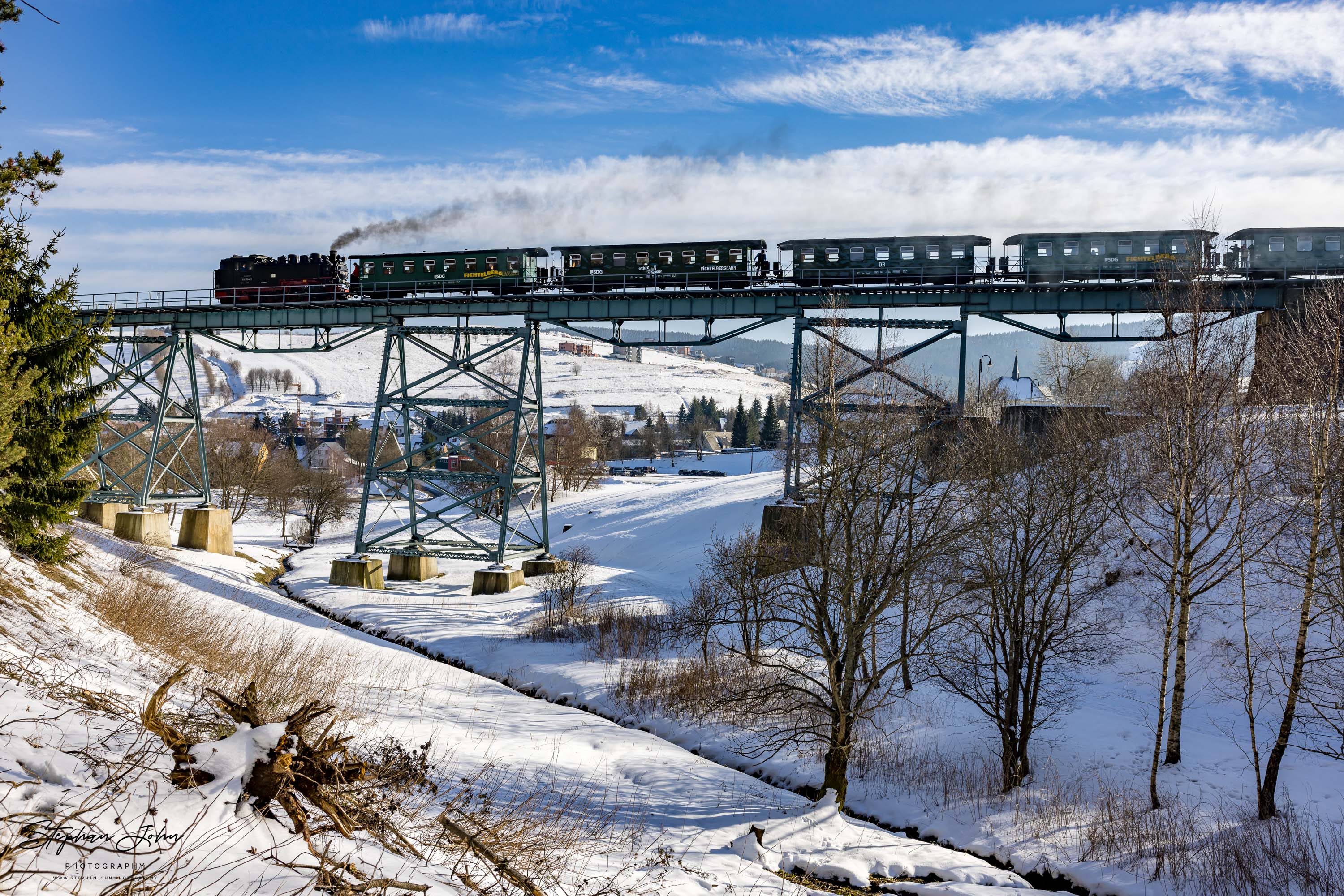 Lok 99 1794-9 verlässt mit P 1004 den Bahnhof Oberwiesenthal und überquert das Hüttenbachviadukt