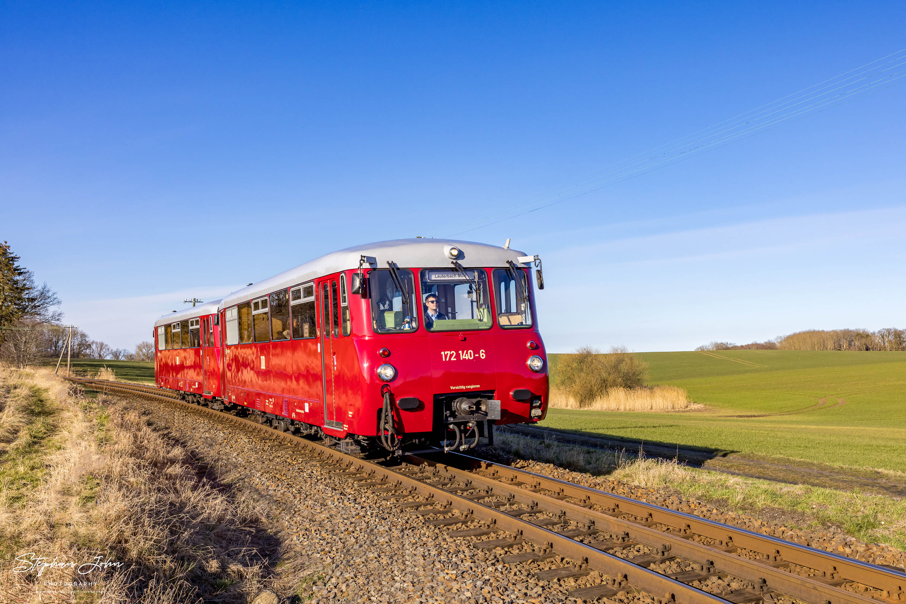 VT 172 als PRE 74878 von Bergen nach Lauterbach Mole zwischen Putbus und Lauterbach auf dem Dreischienengleis