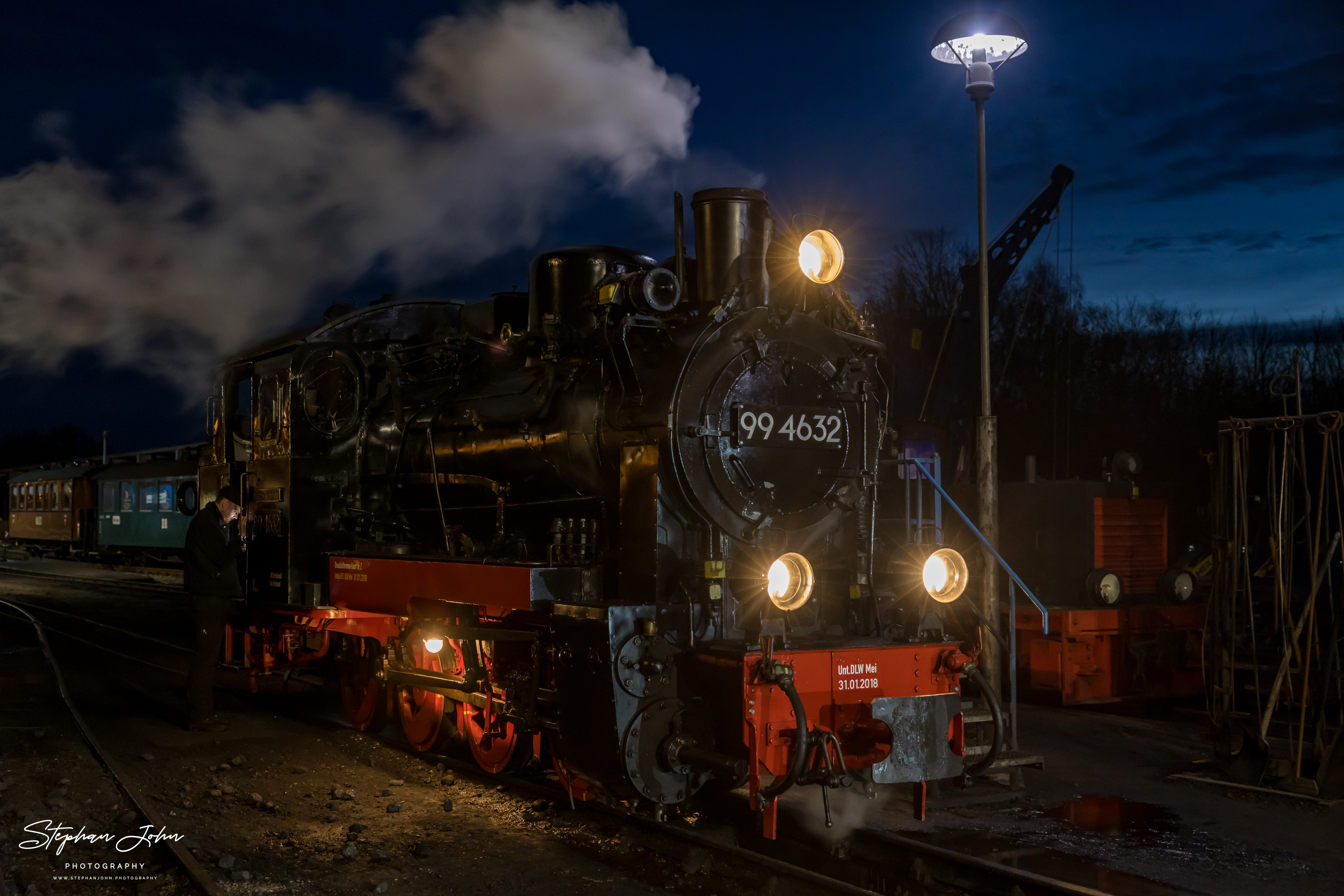 Lok 99 4632 wird in Putbus für den Tag vorbereitet