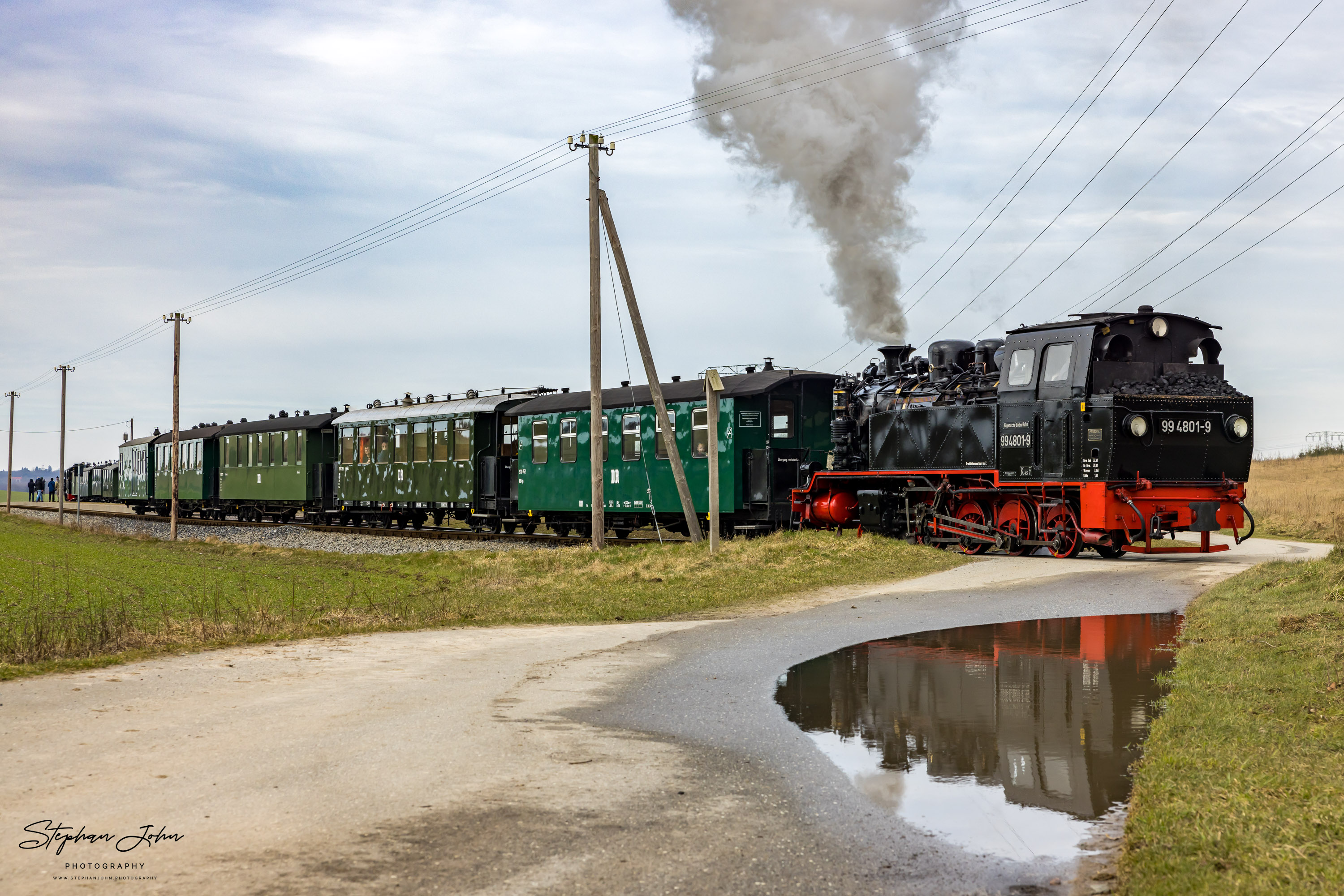 Zug P 103 mit Lok 99 4801-9 verlässt den Bahnhof Seelvitz und dampft weiter in Richtung Göhren.