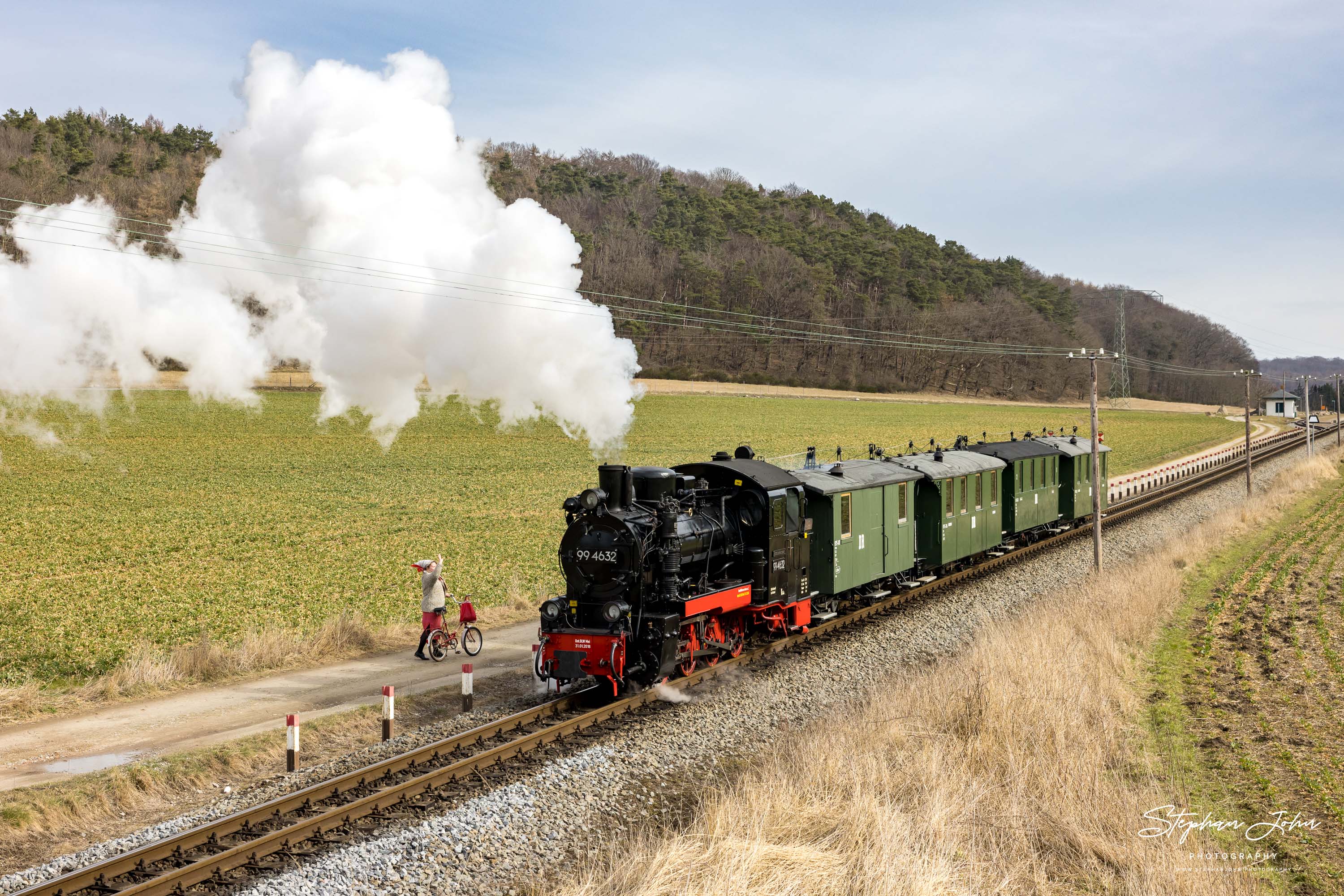 Zug P 222 mit Lok 99 4632 hat Seelvitz verlassen und dampft weiter in Richtung Putbus