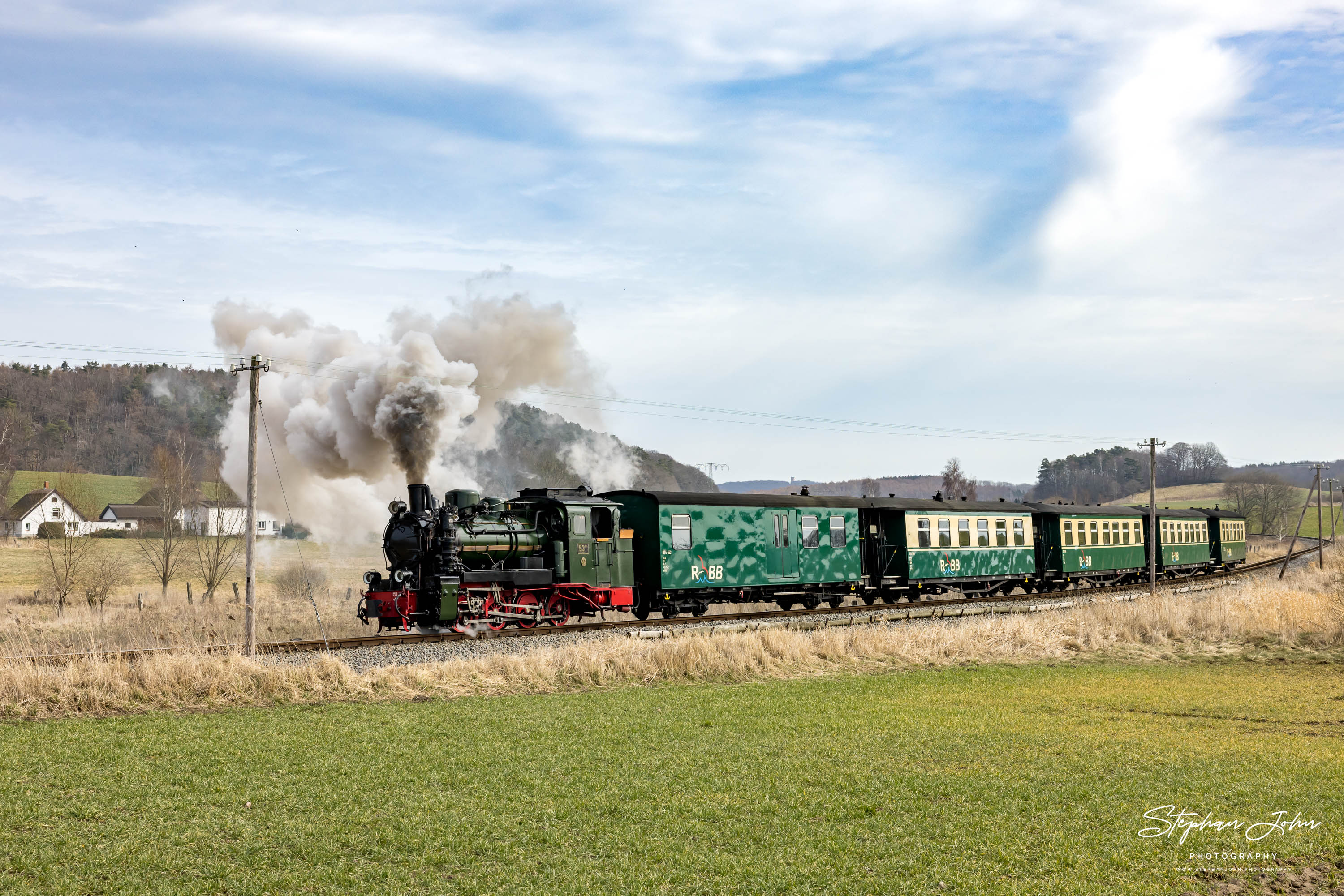 Zug P 102 mit Lok 99 4633 von Göhren nach Putbus kurz nach Seelvitz